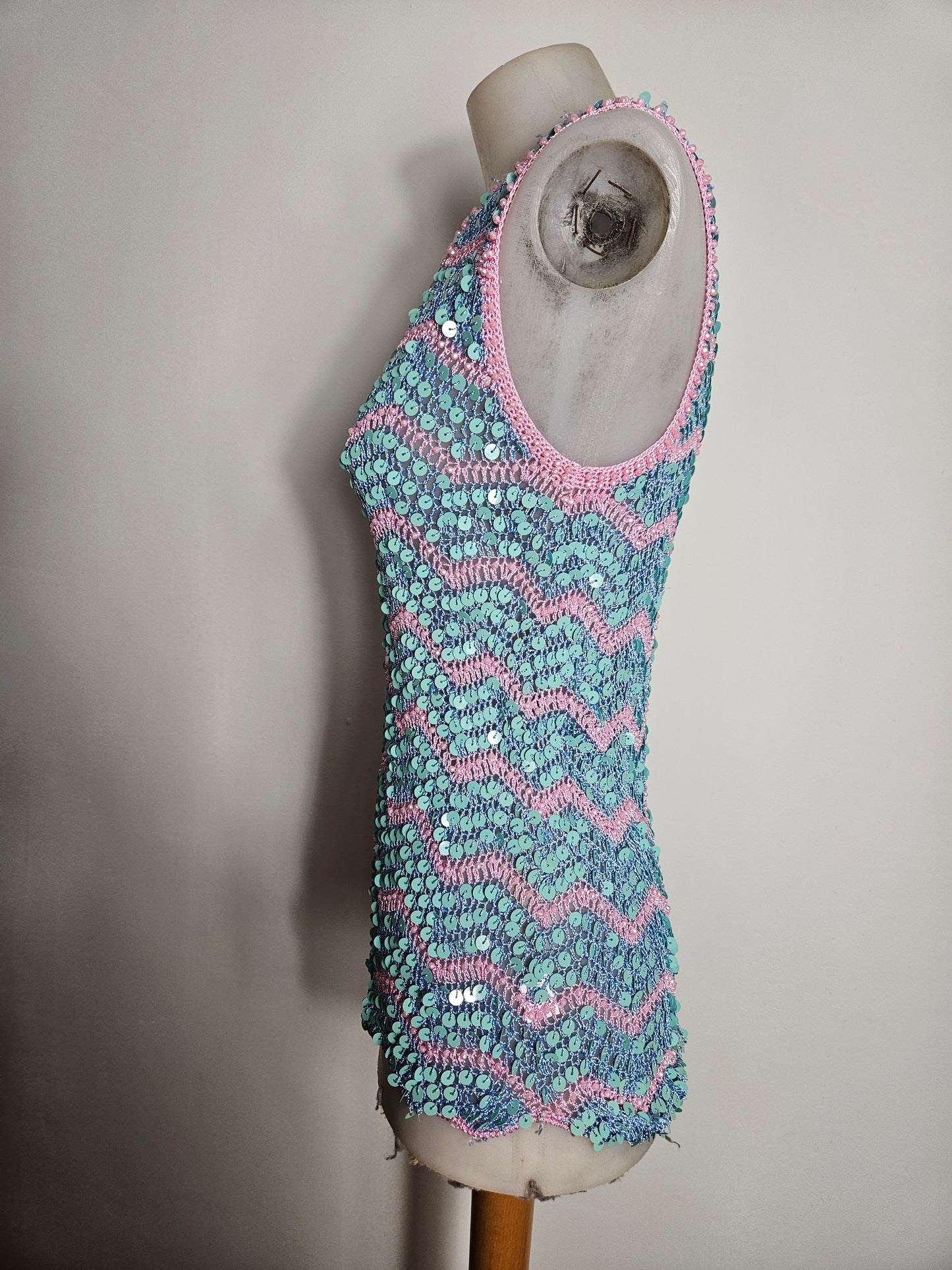 Top de lentejuelas rosa y azul