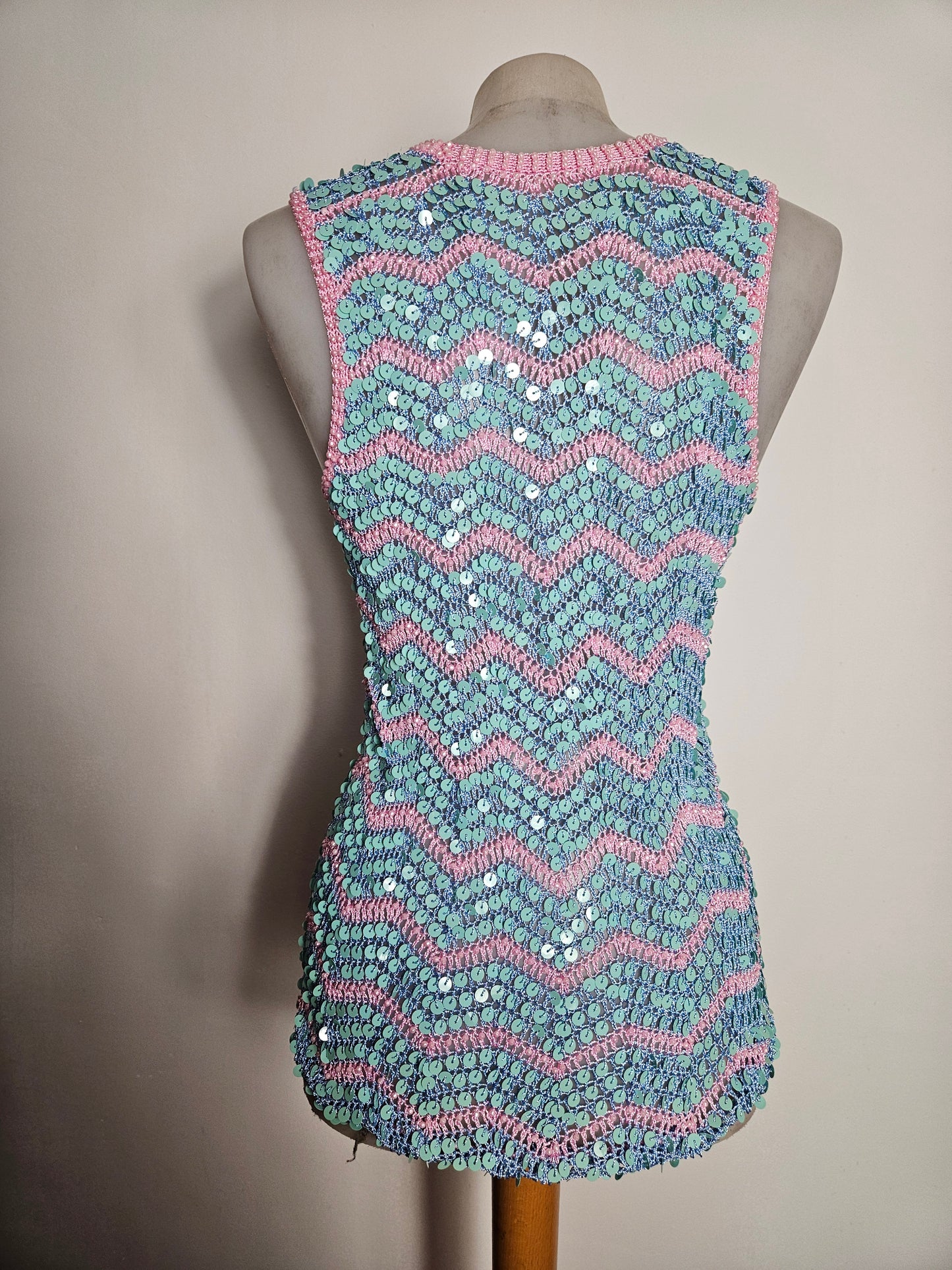 Top de lentejuelas rosa y azul