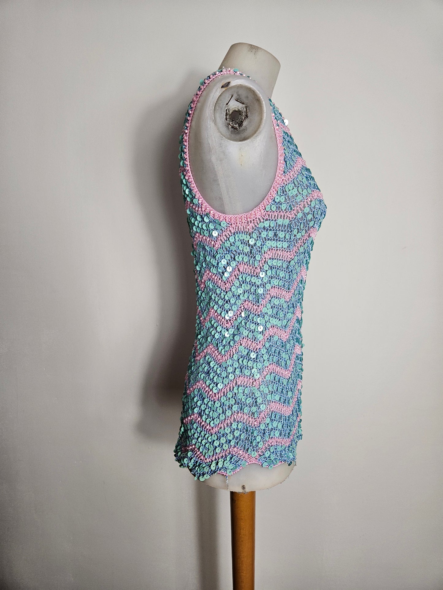 Top de lentejuelas rosa y azul