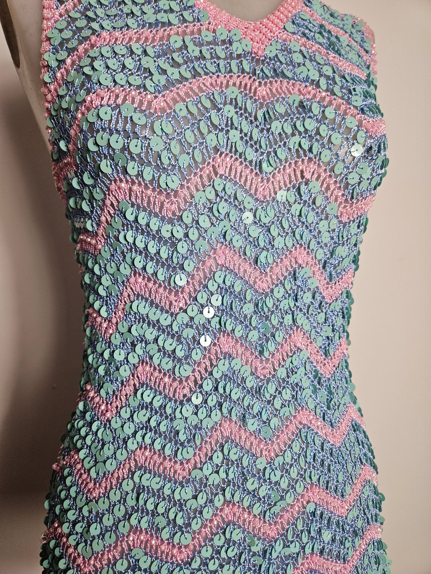 Top de lentejuelas rosa y azul