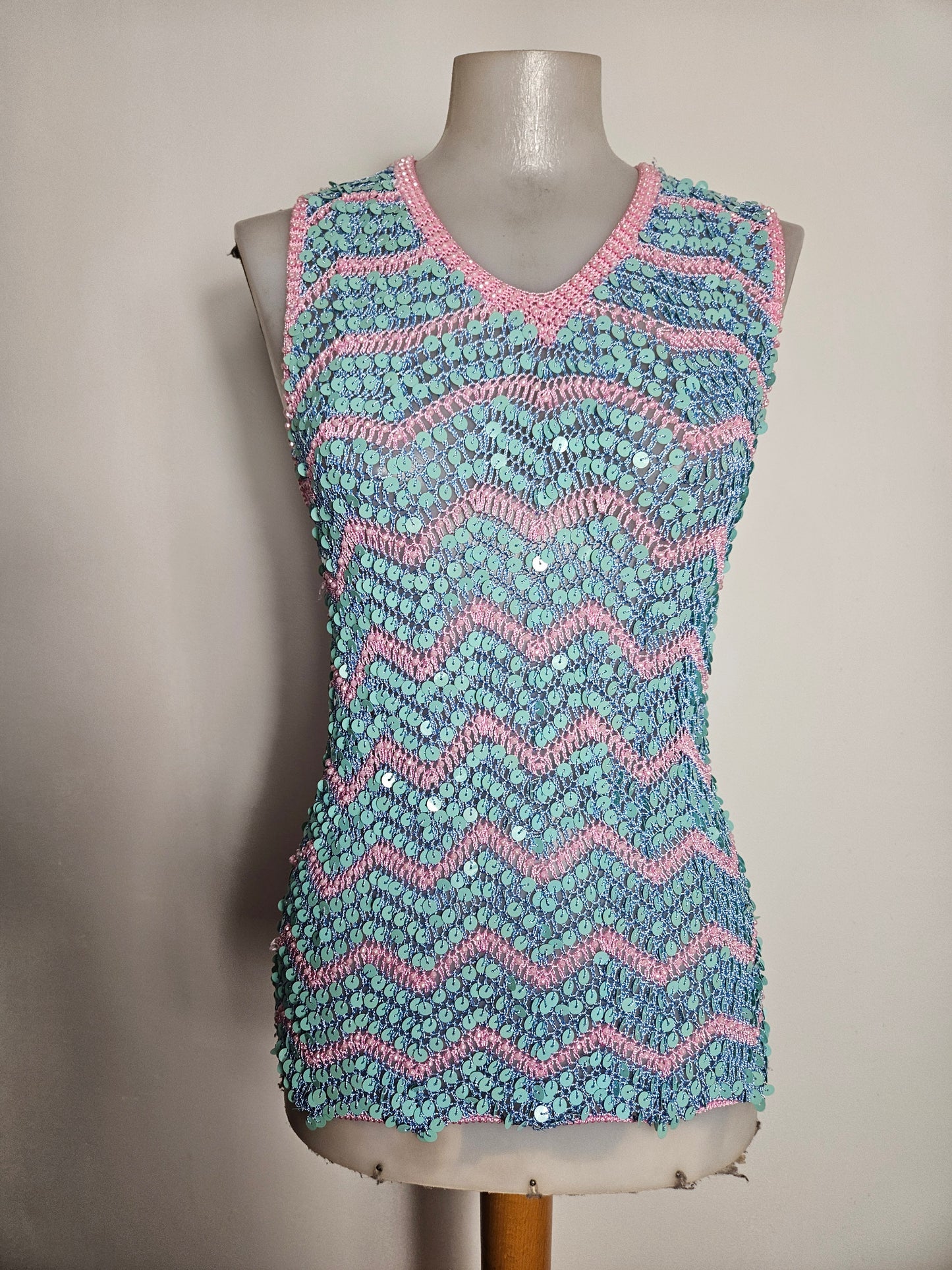 Top de lentejuelas rosa y azul