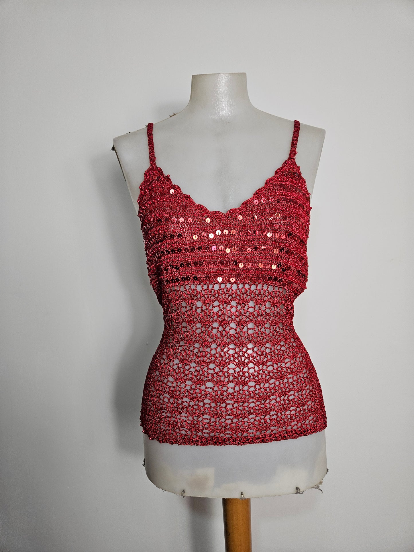 Top de crochet con lentejuelas rojas