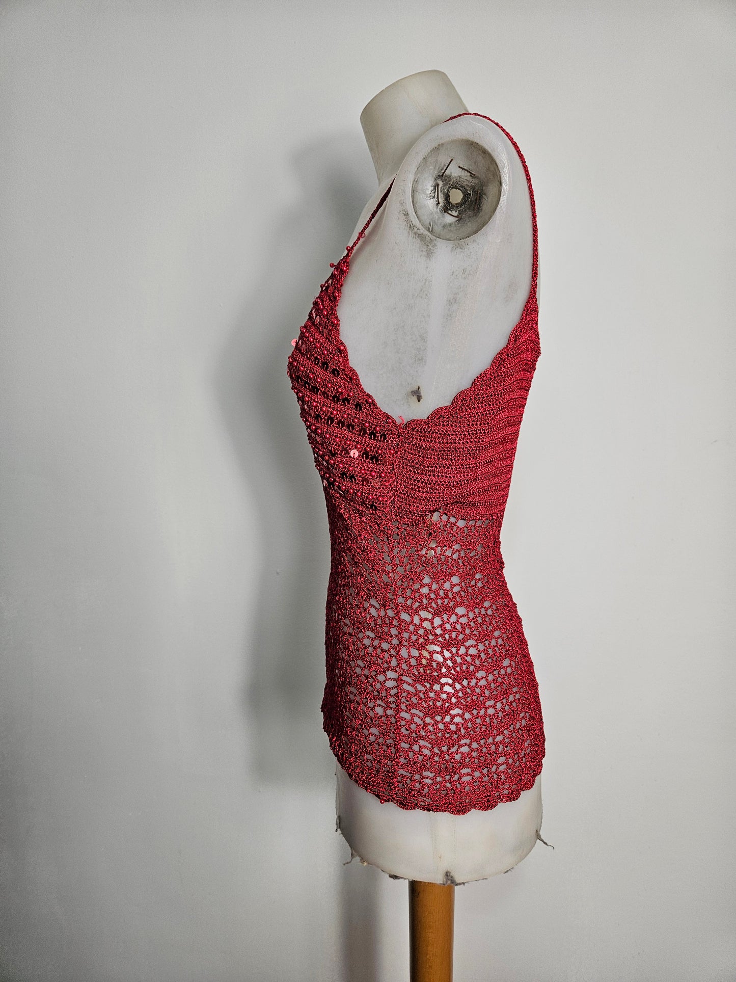 Top de crochet con lentejuelas rojas