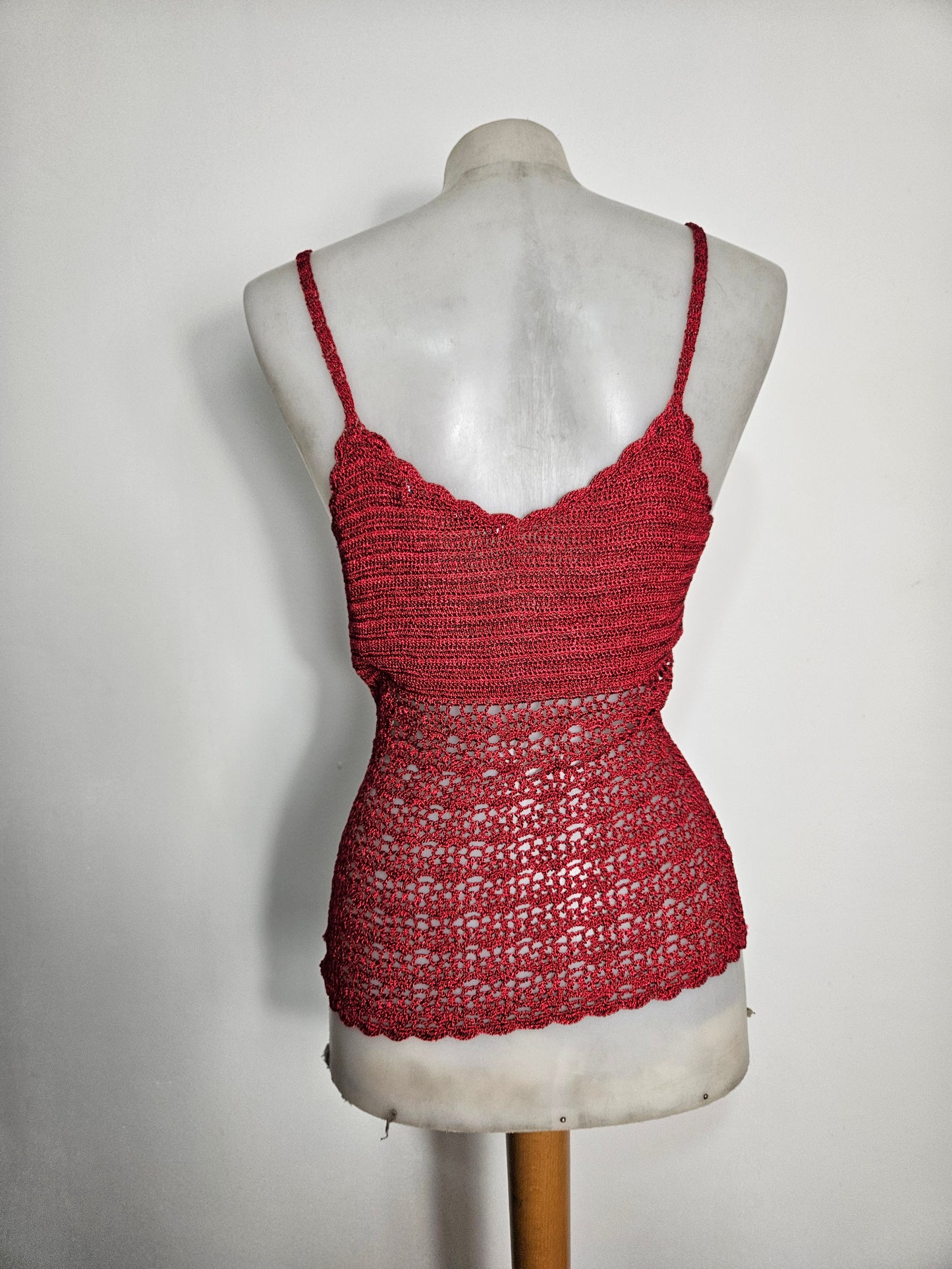 Top de crochet con lentejuelas rojas