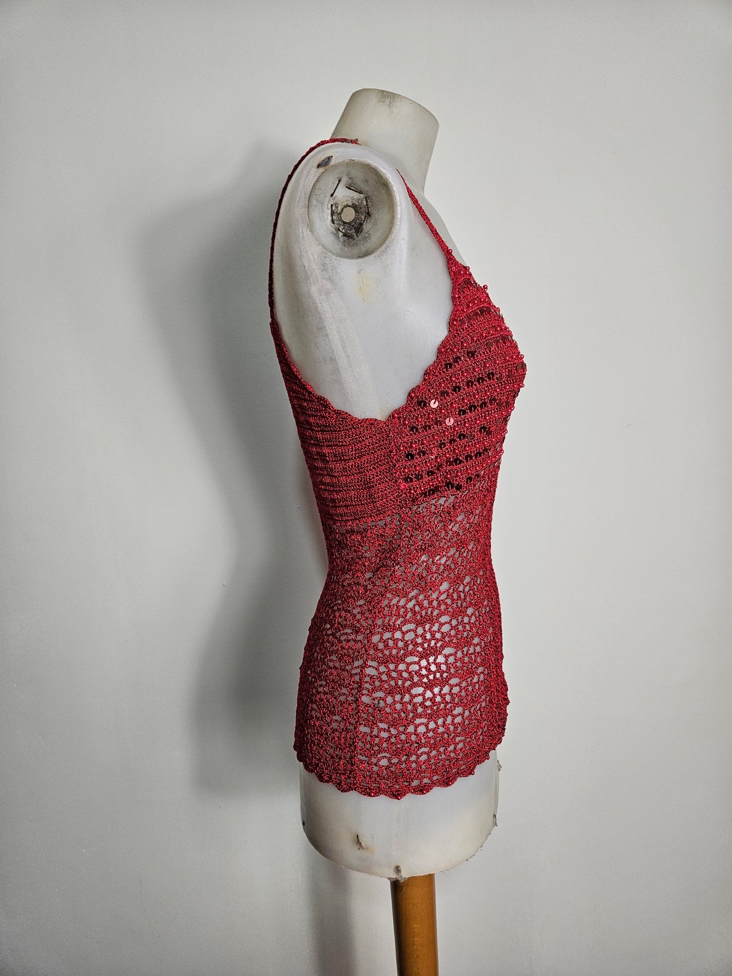 Top de crochet con lentejuelas rojas