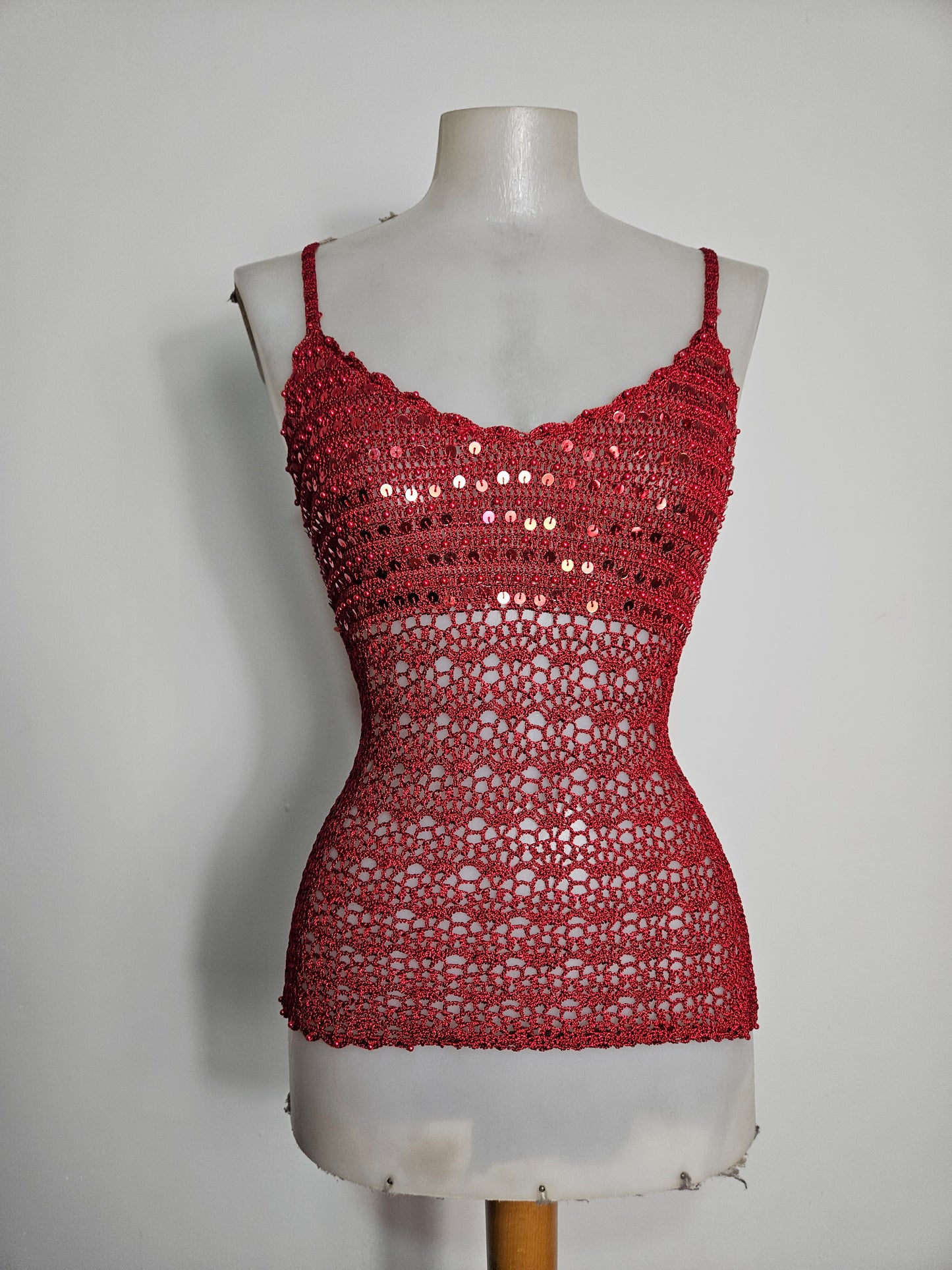 Top de crochet con lentejuelas rojas