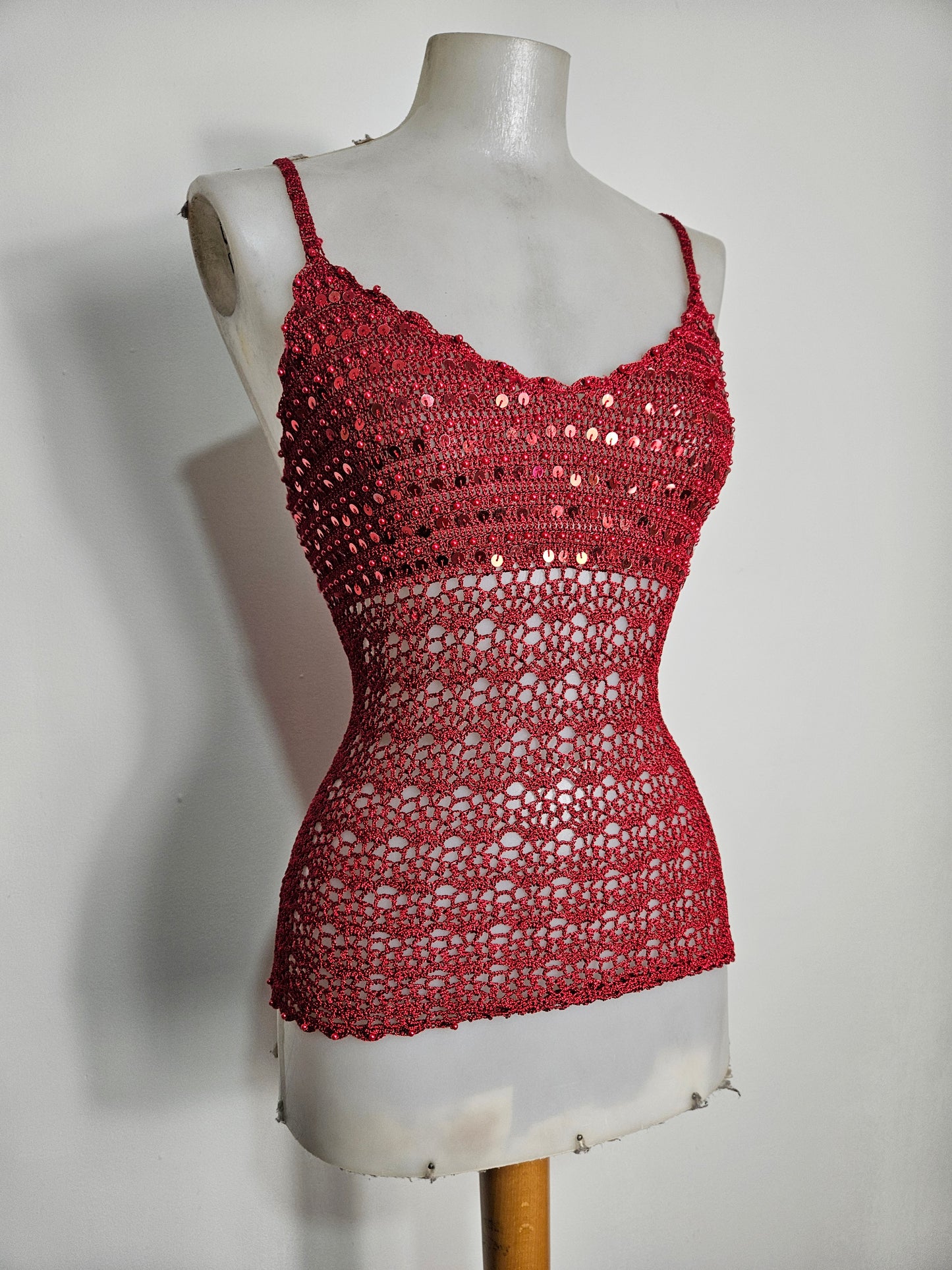 Top de crochet con lentejuelas rojas