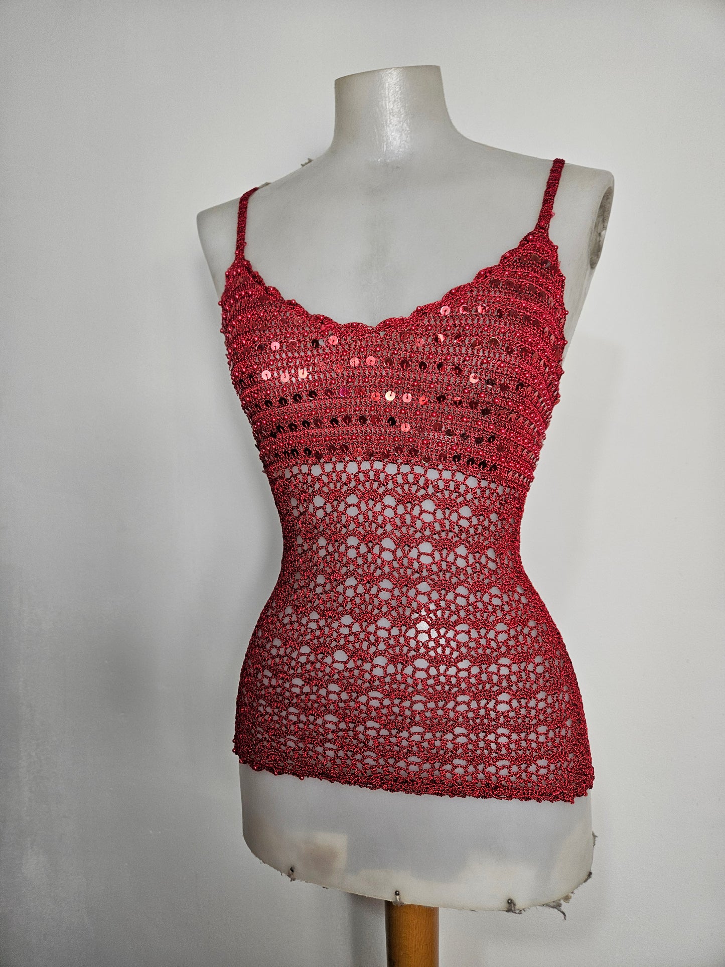 Top de crochet con lentejuelas rojas