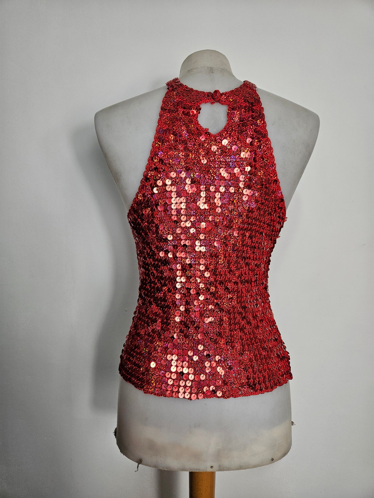 Haut rouge en crochet à sequins