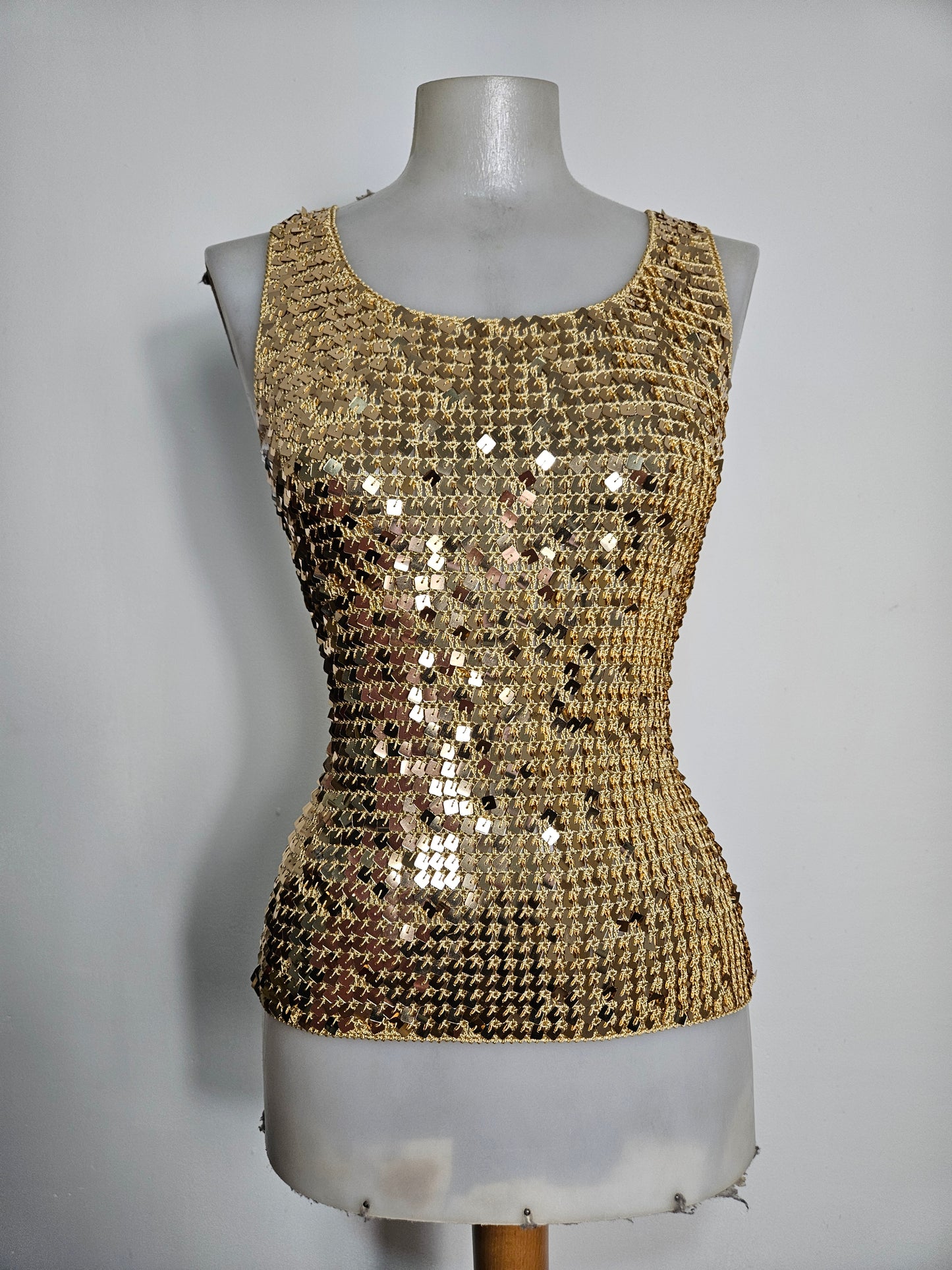Haut en crochet à sequins dorés