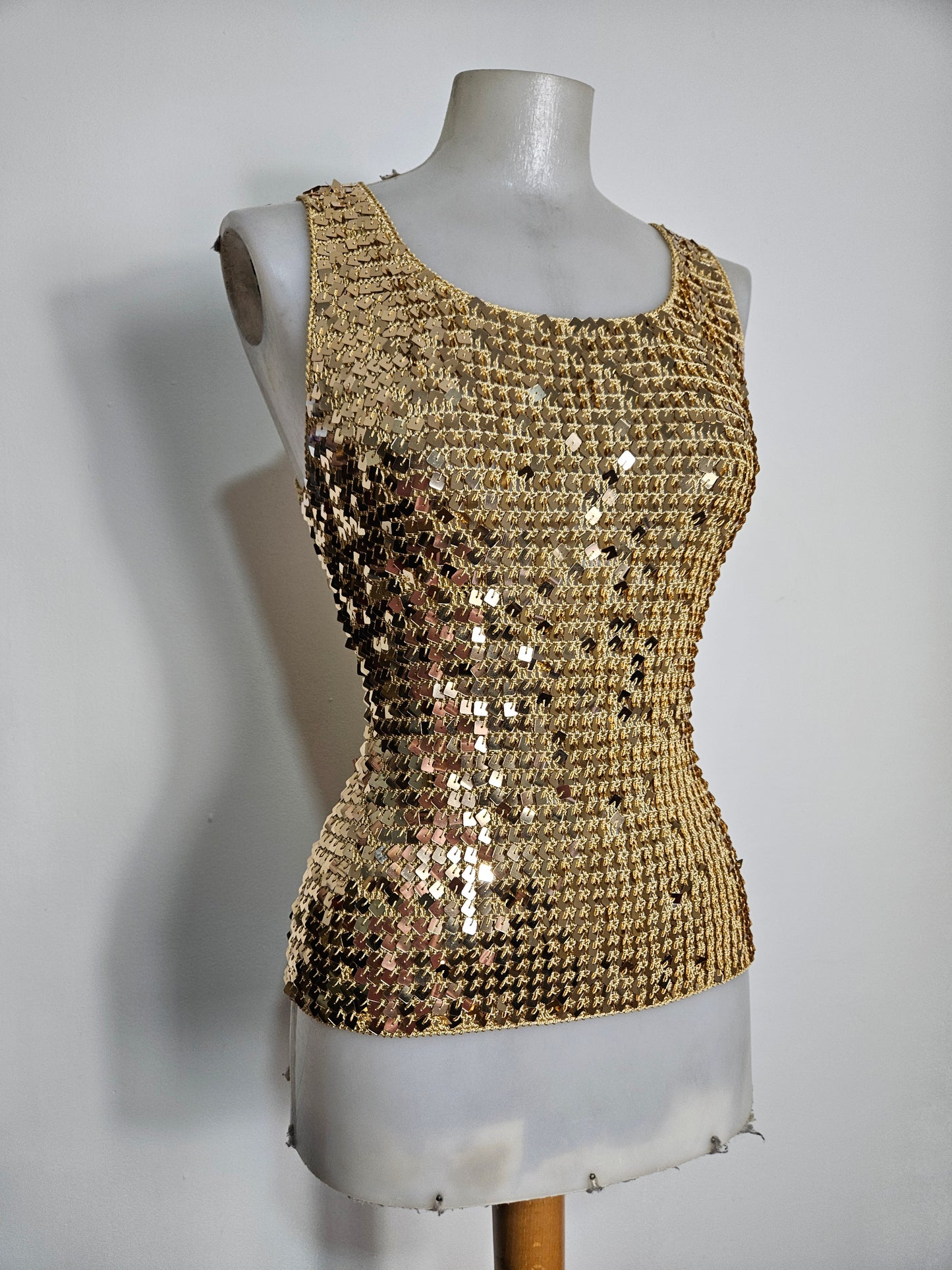 Haut en crochet à sequins dorés
