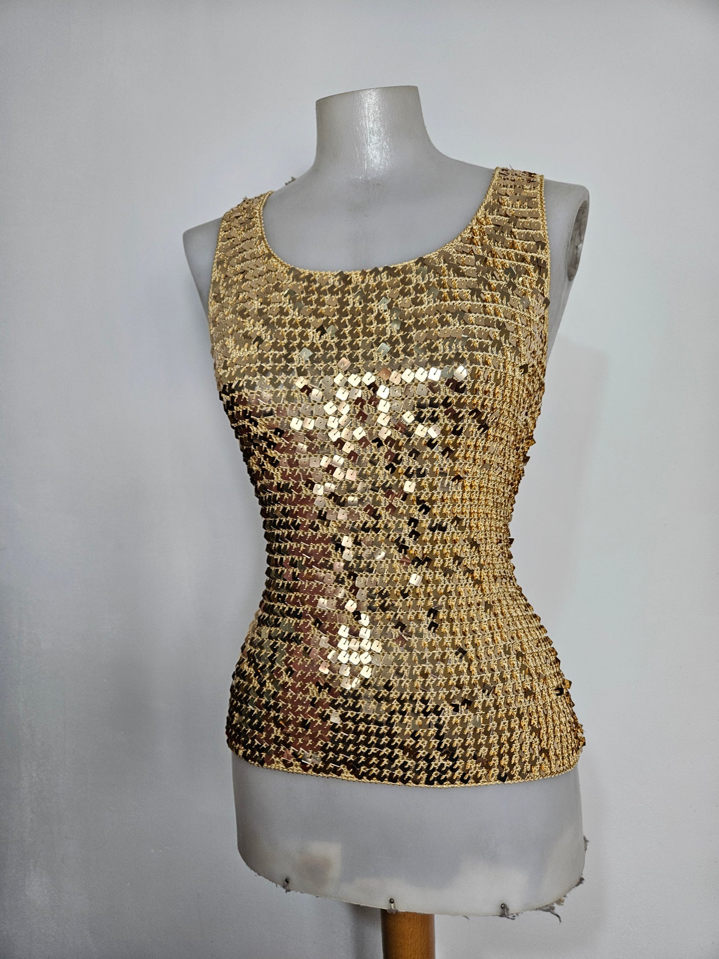 Haut en crochet à sequins dorés