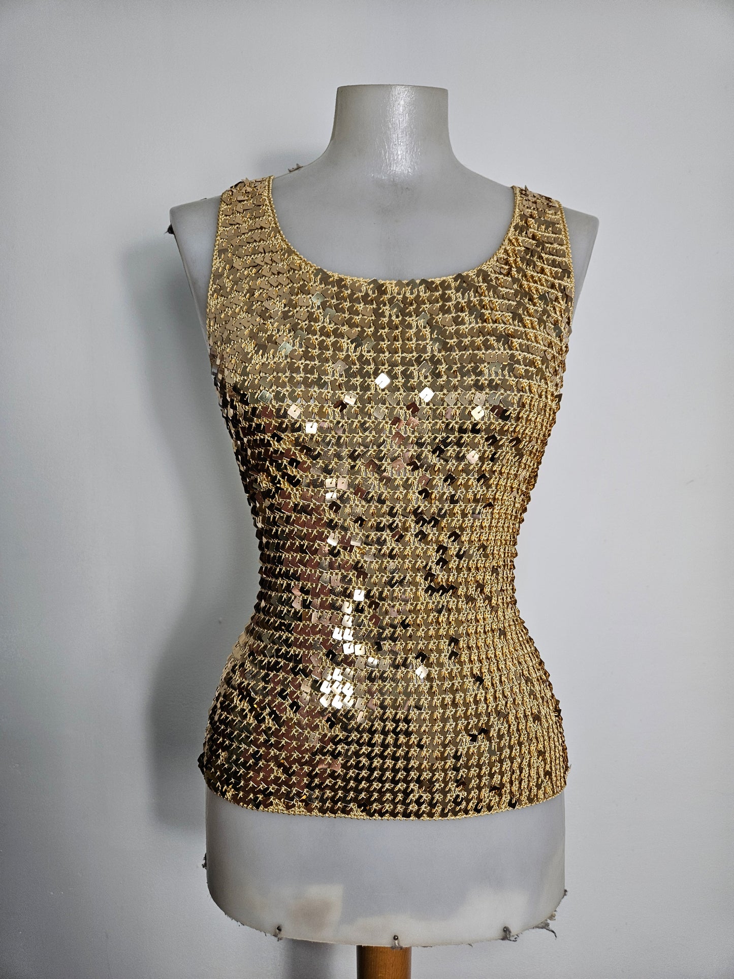 Haut en crochet à sequins dorés
