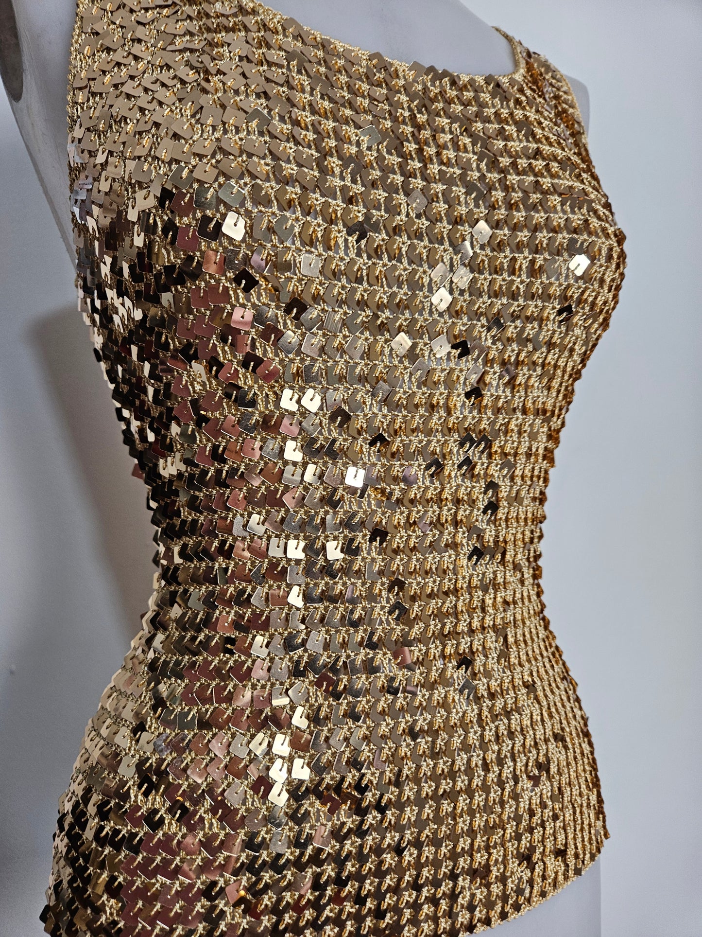 Haut en crochet à sequins dorés