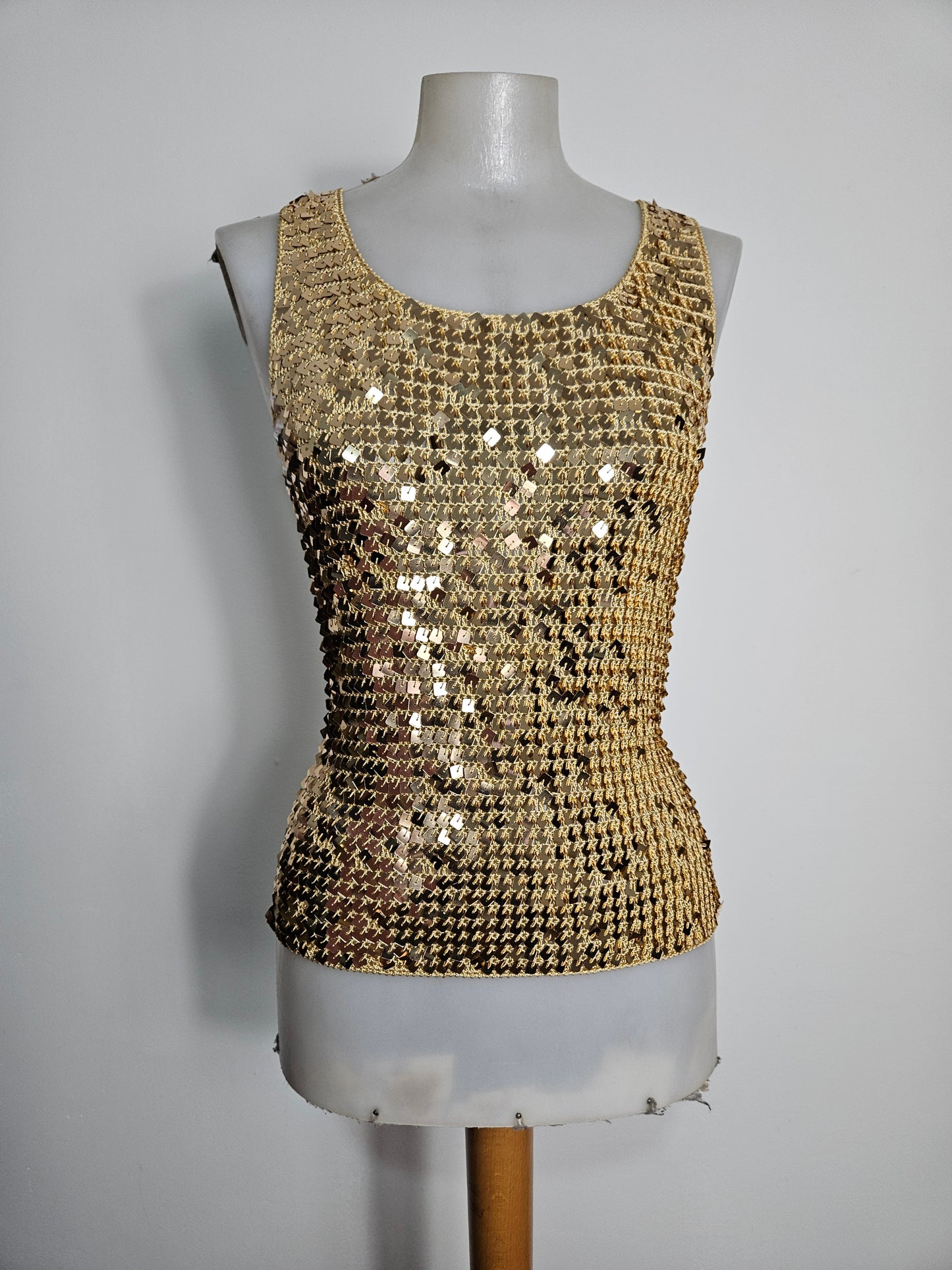 Haut en crochet à sequins dorés