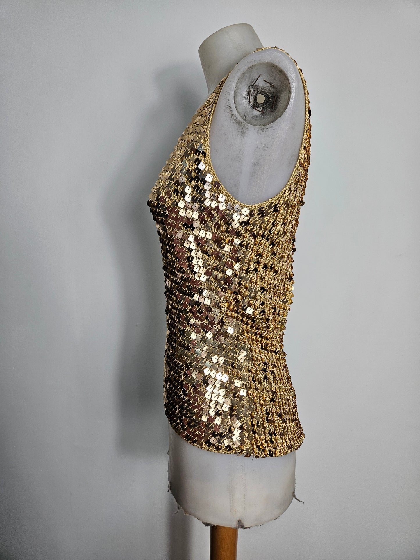 Haut en crochet à sequins dorés