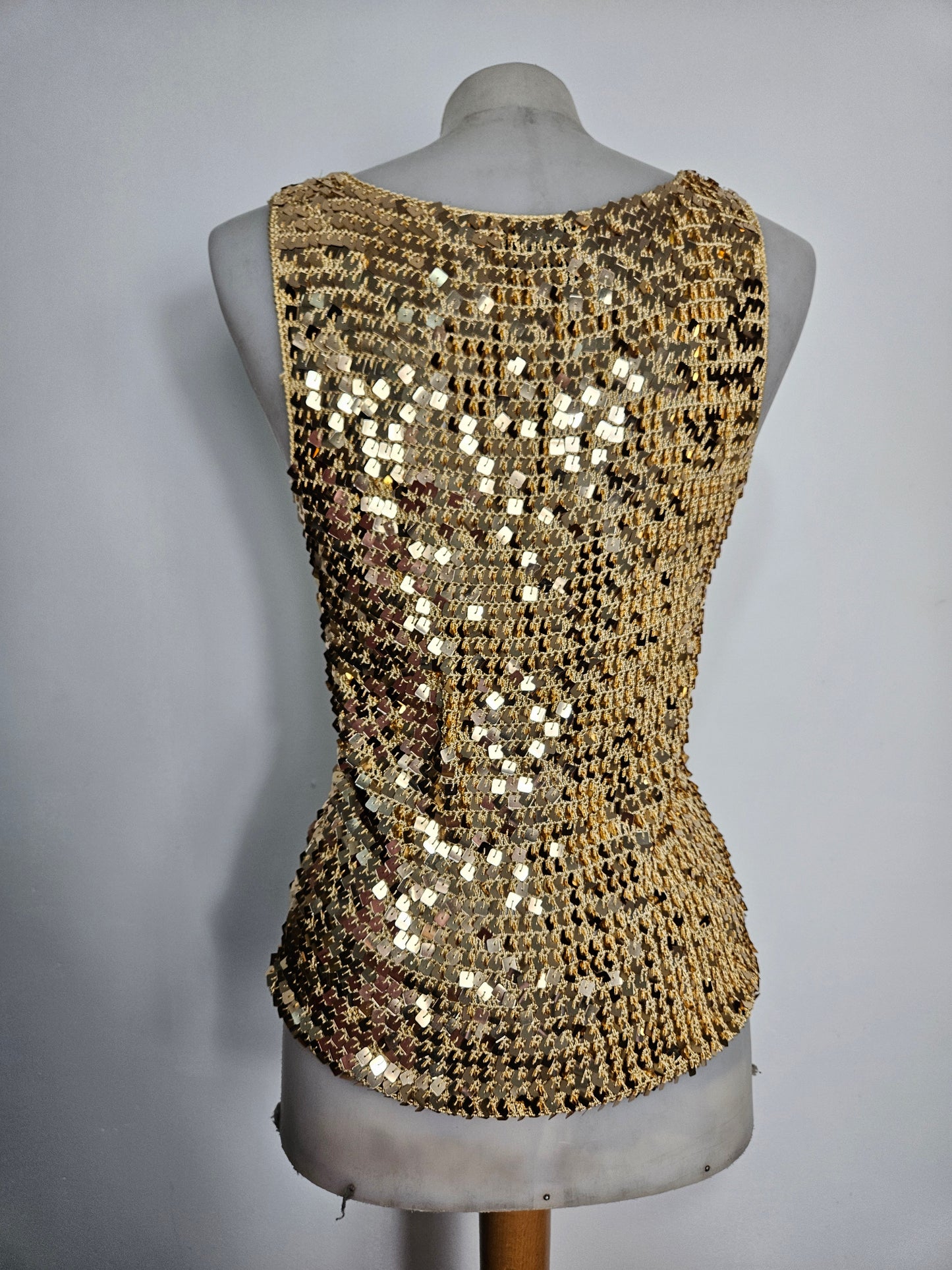 Haut en crochet à sequins dorés