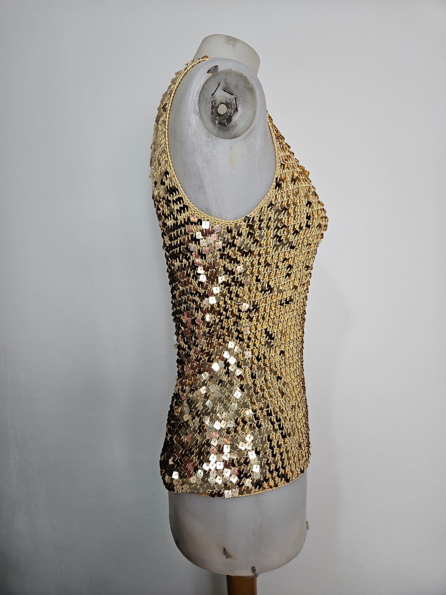 Haut en crochet à sequins dorés