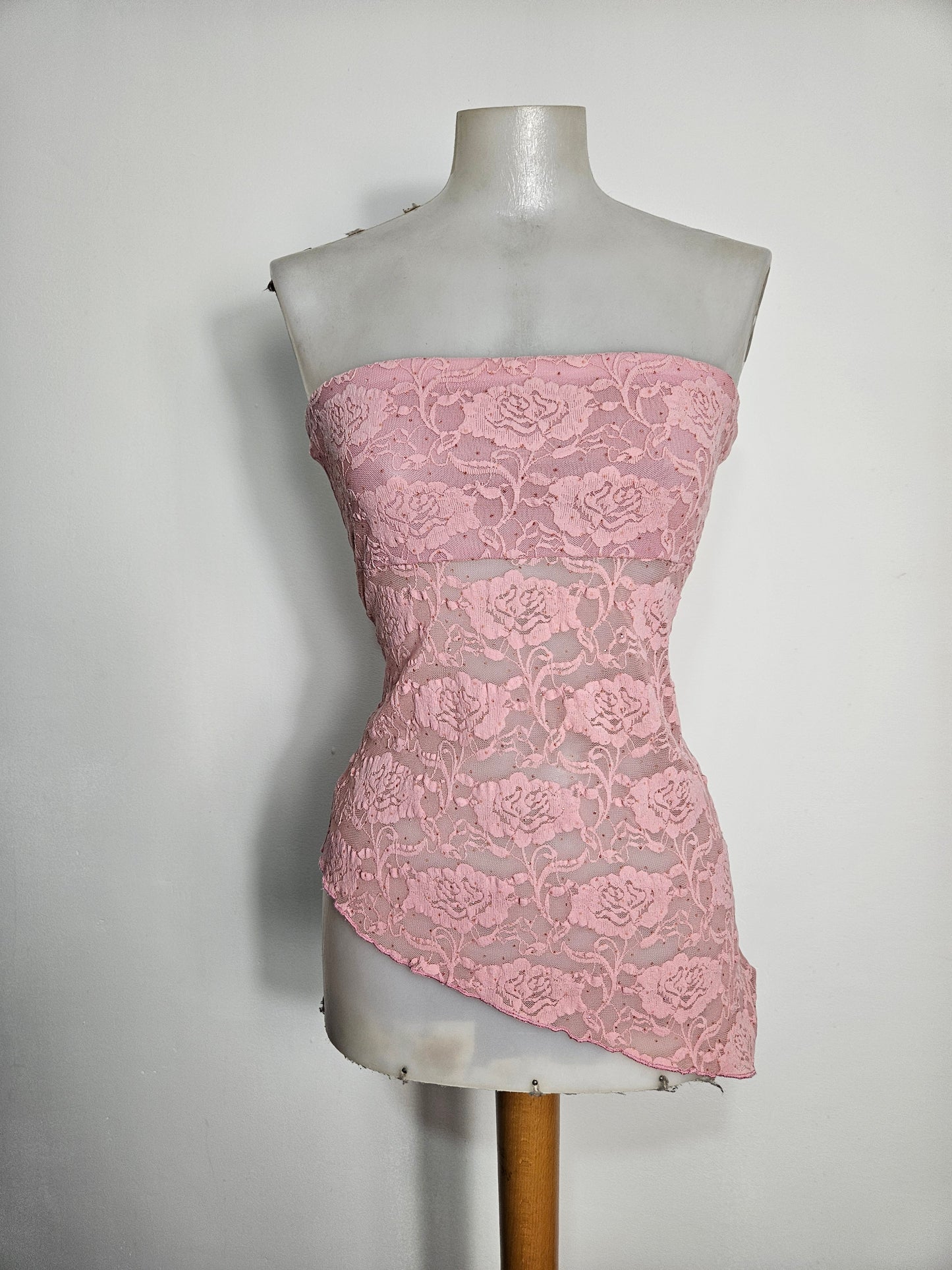 Top sin tirantes de encaje rosa