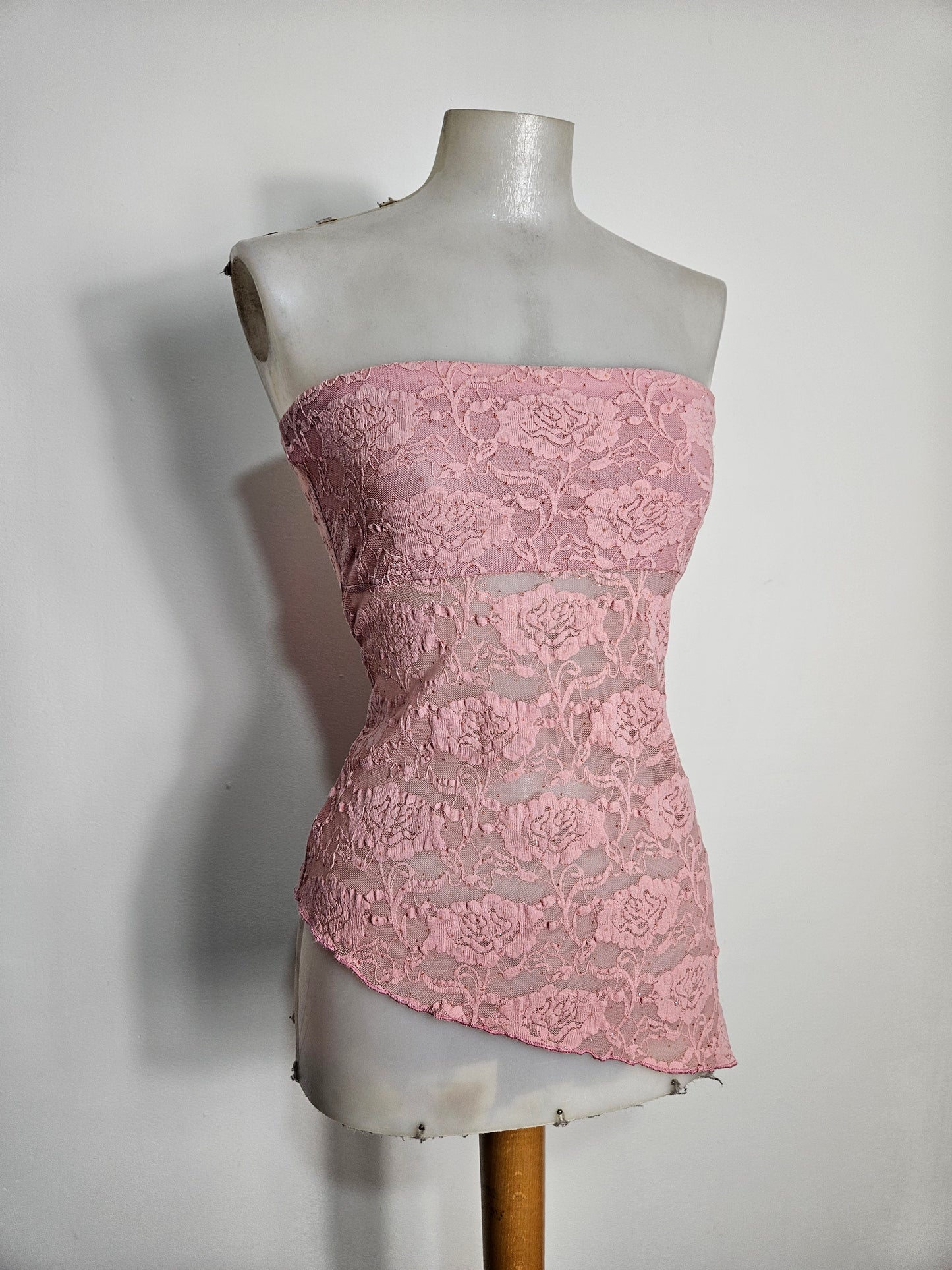 Top sin tirantes de encaje rosa
