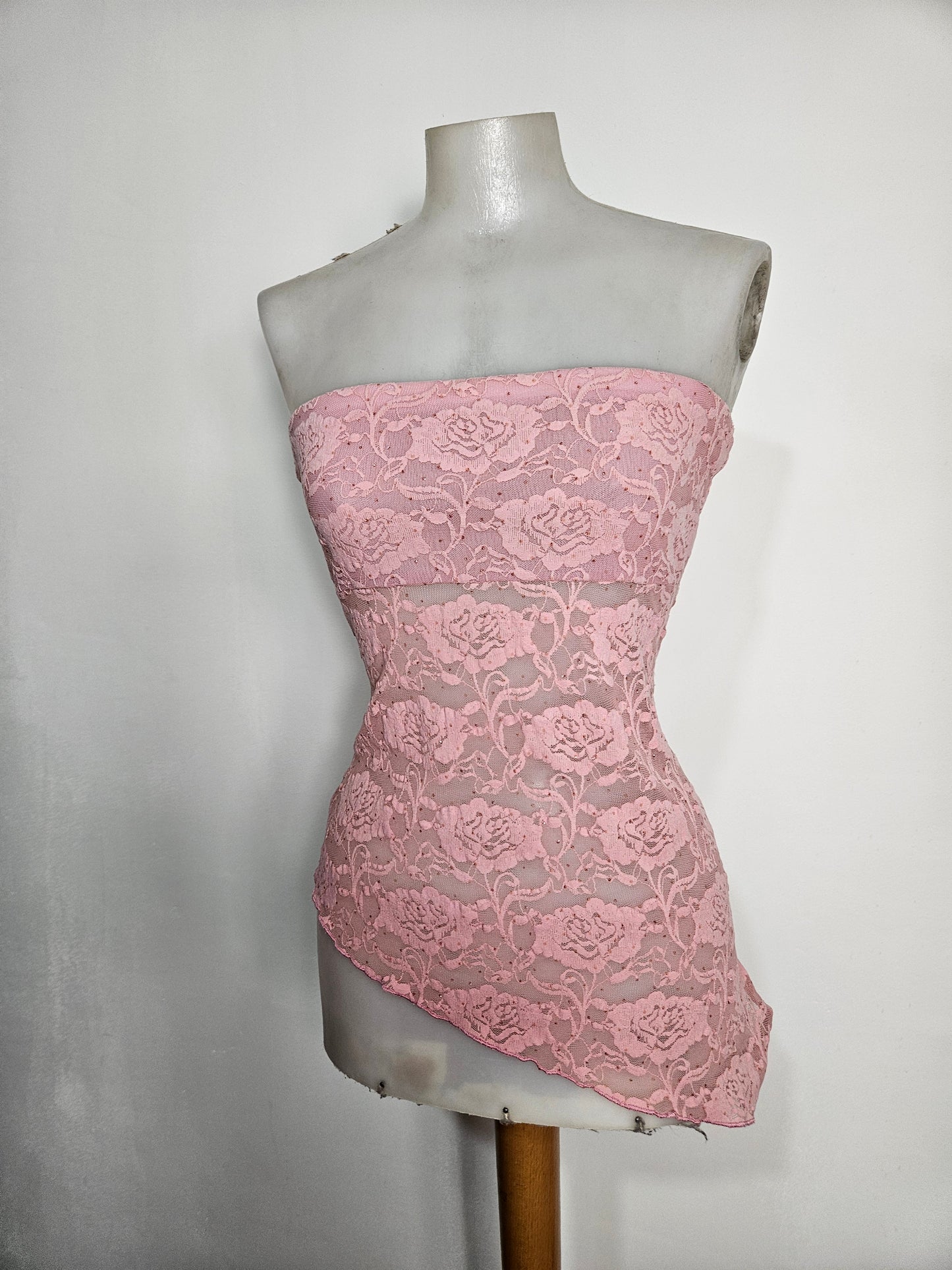 Top sin tirantes de encaje rosa
