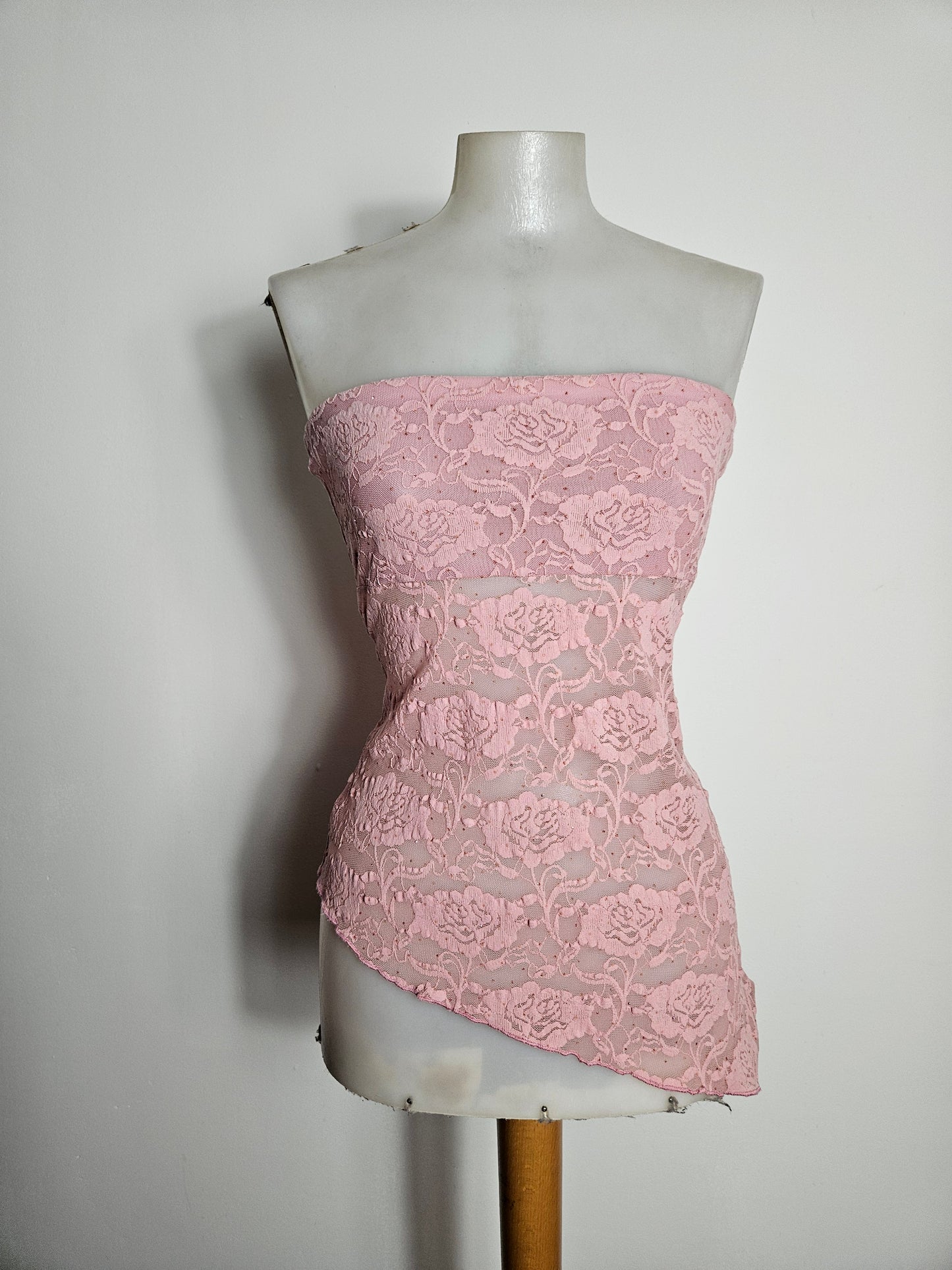 Top sin tirantes de encaje rosa