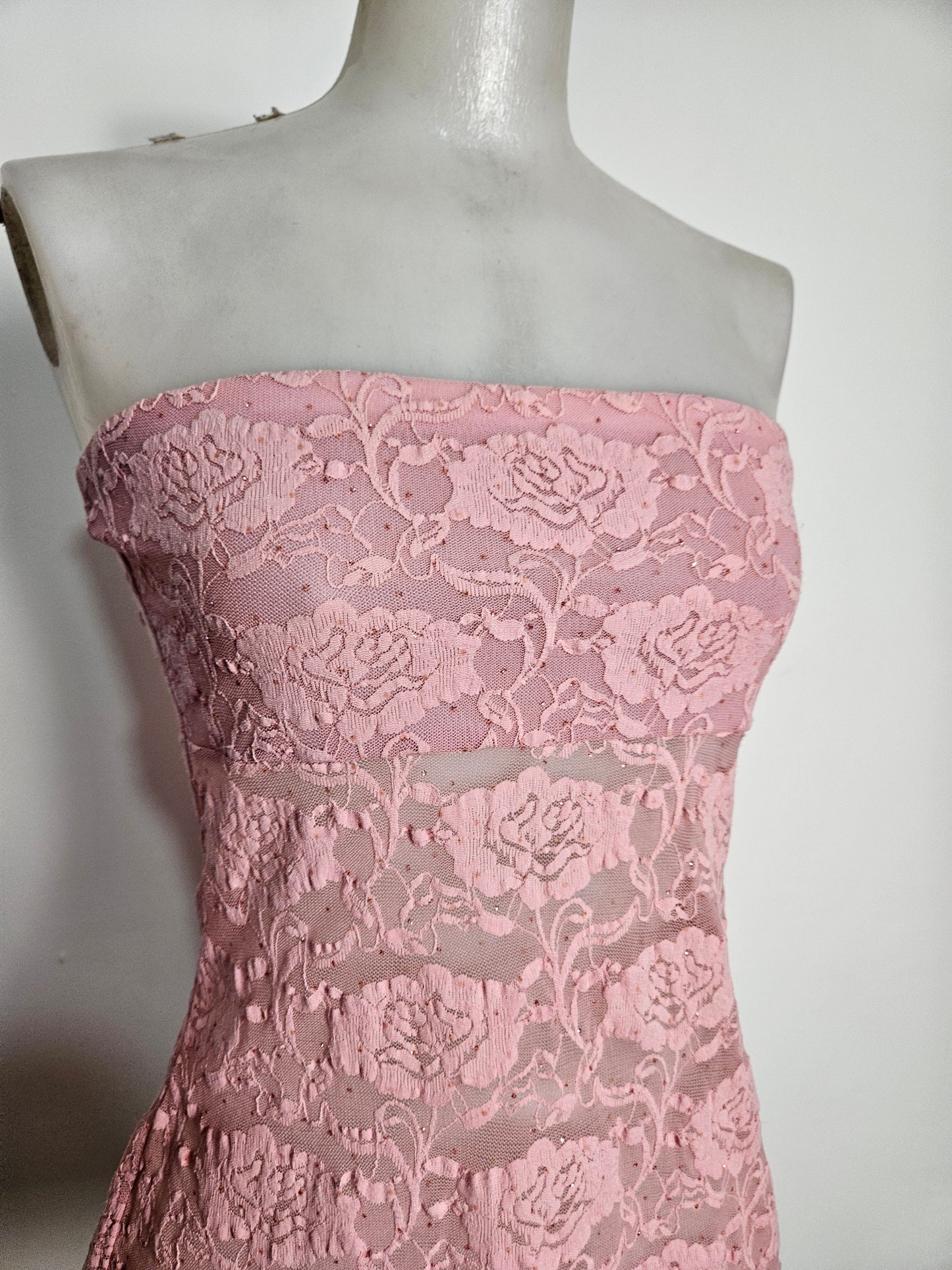 Top sin tirantes de encaje rosa