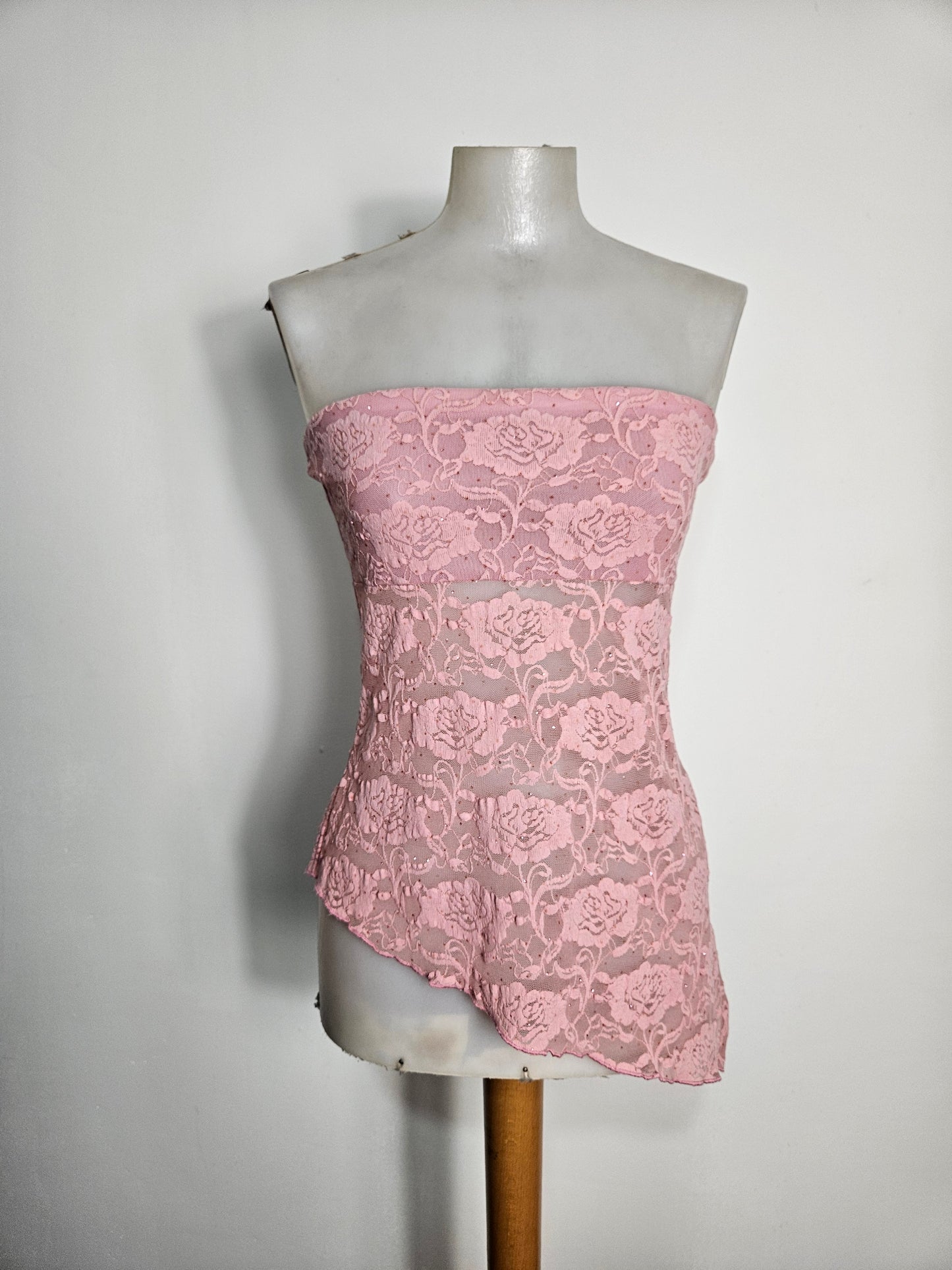 Top sin tirantes de encaje rosa