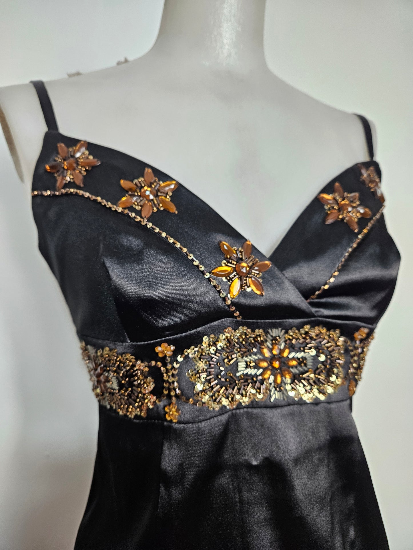 Haut en satin noir brodé de perles