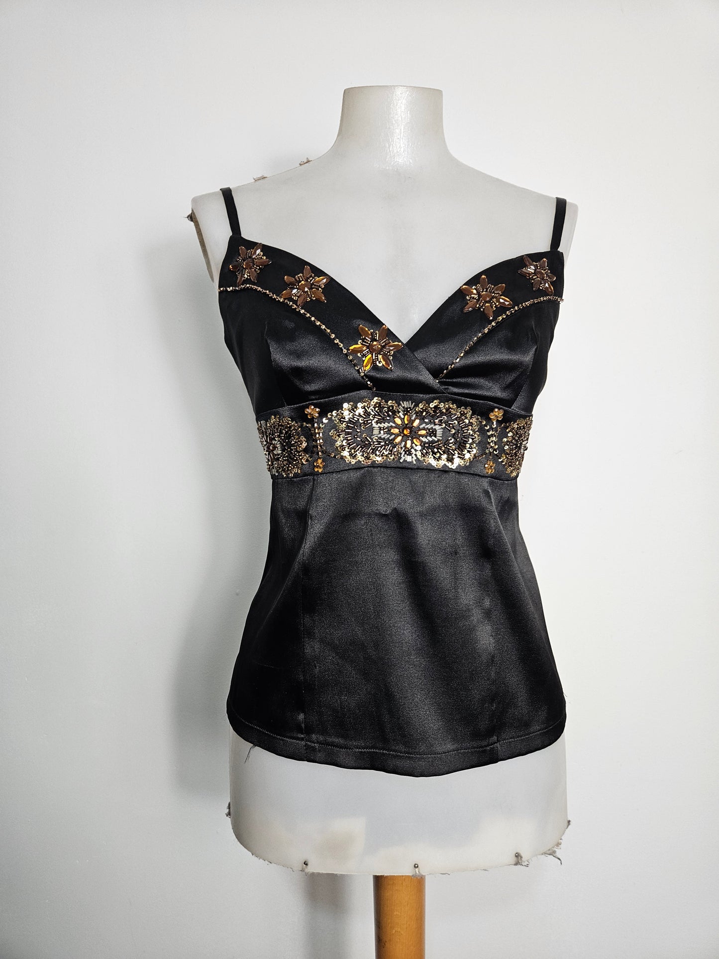 Haut en satin noir brodé de perles