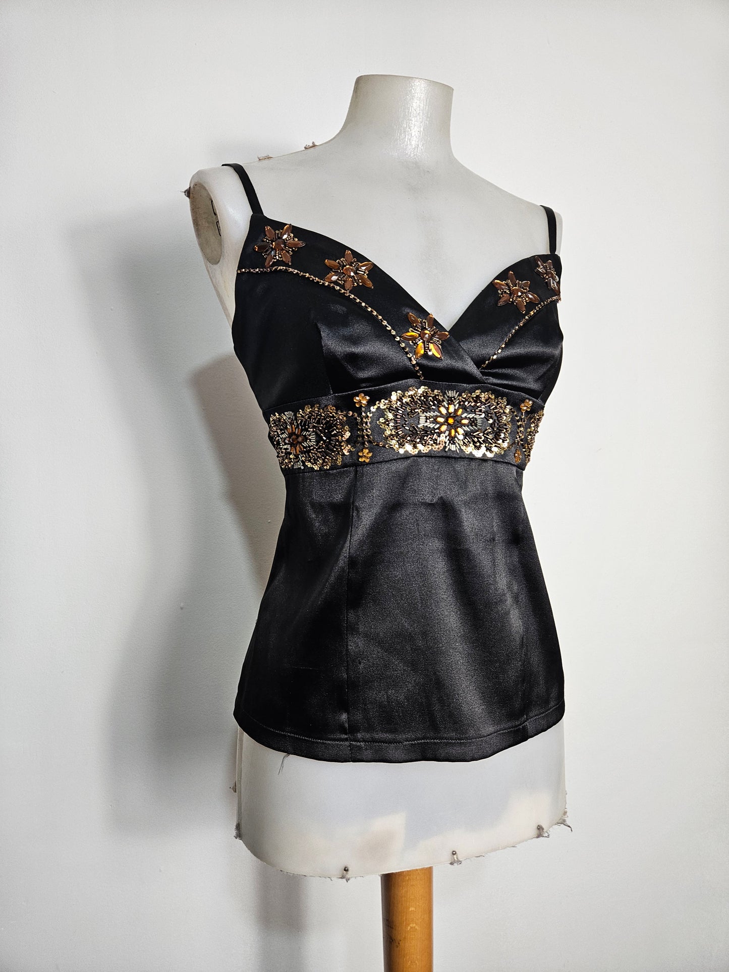 Haut en satin noir brodé de perles