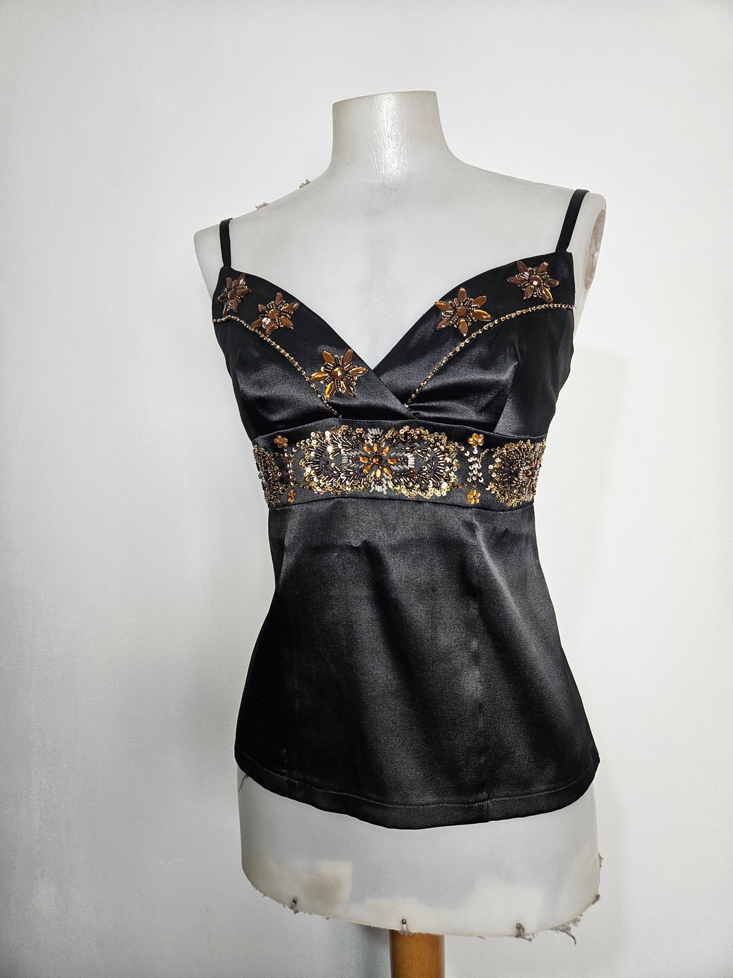 Haut en satin noir brodé de perles