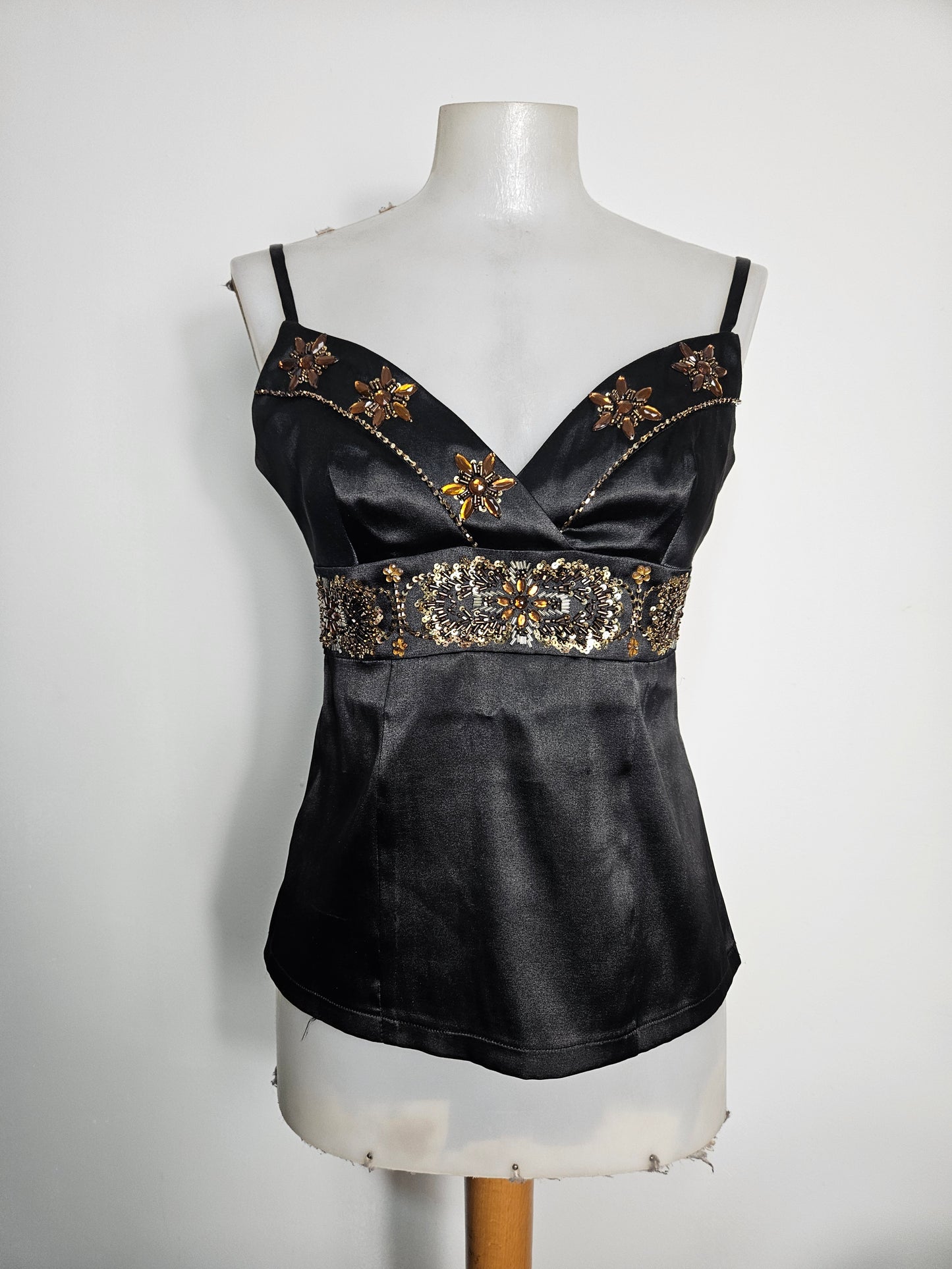 Haut en satin noir brodé de perles