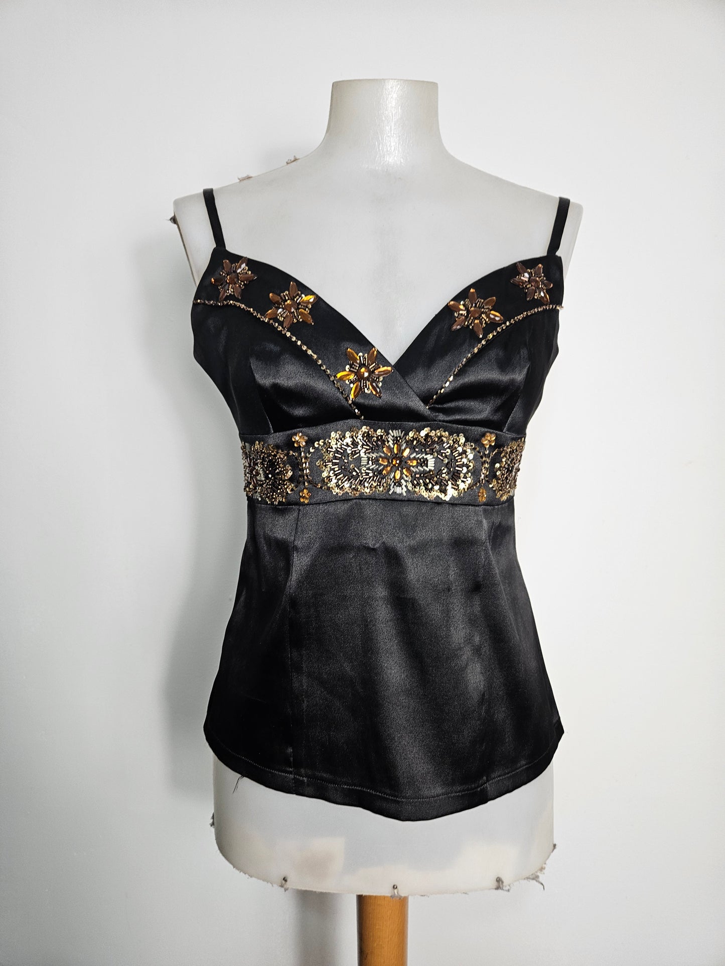 Haut en satin noir brodé de perles