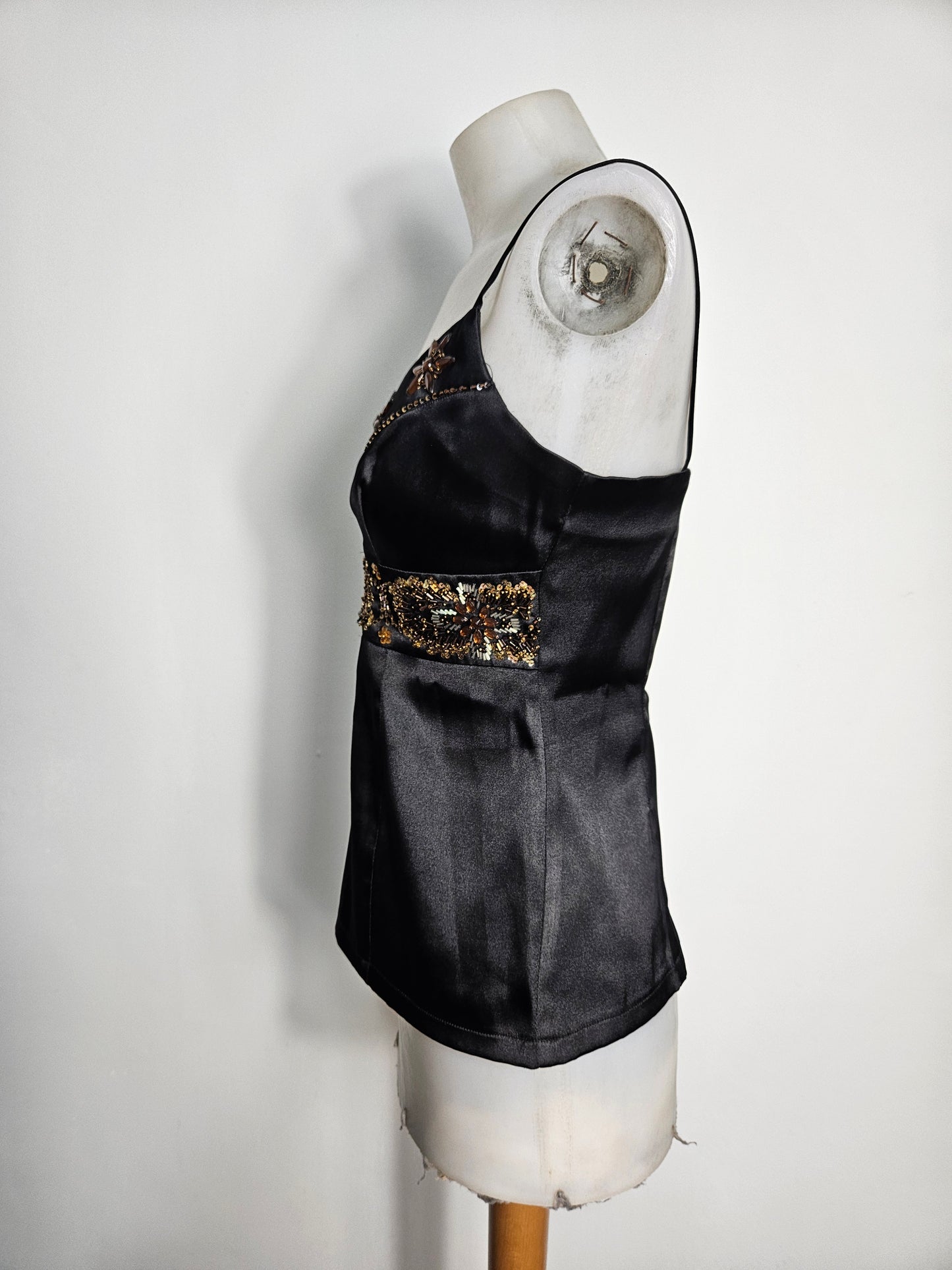 Haut en satin noir brodé de perles