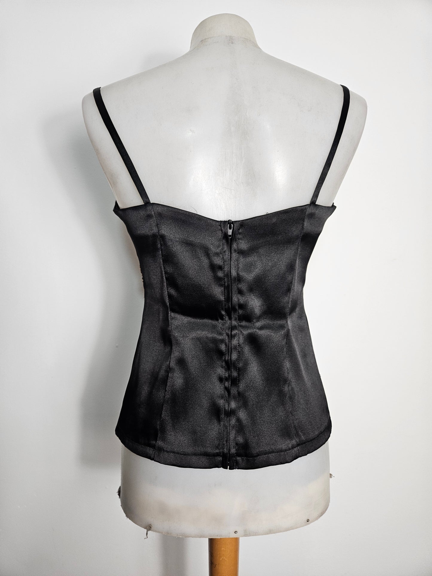 Haut en satin noir brodé de perles