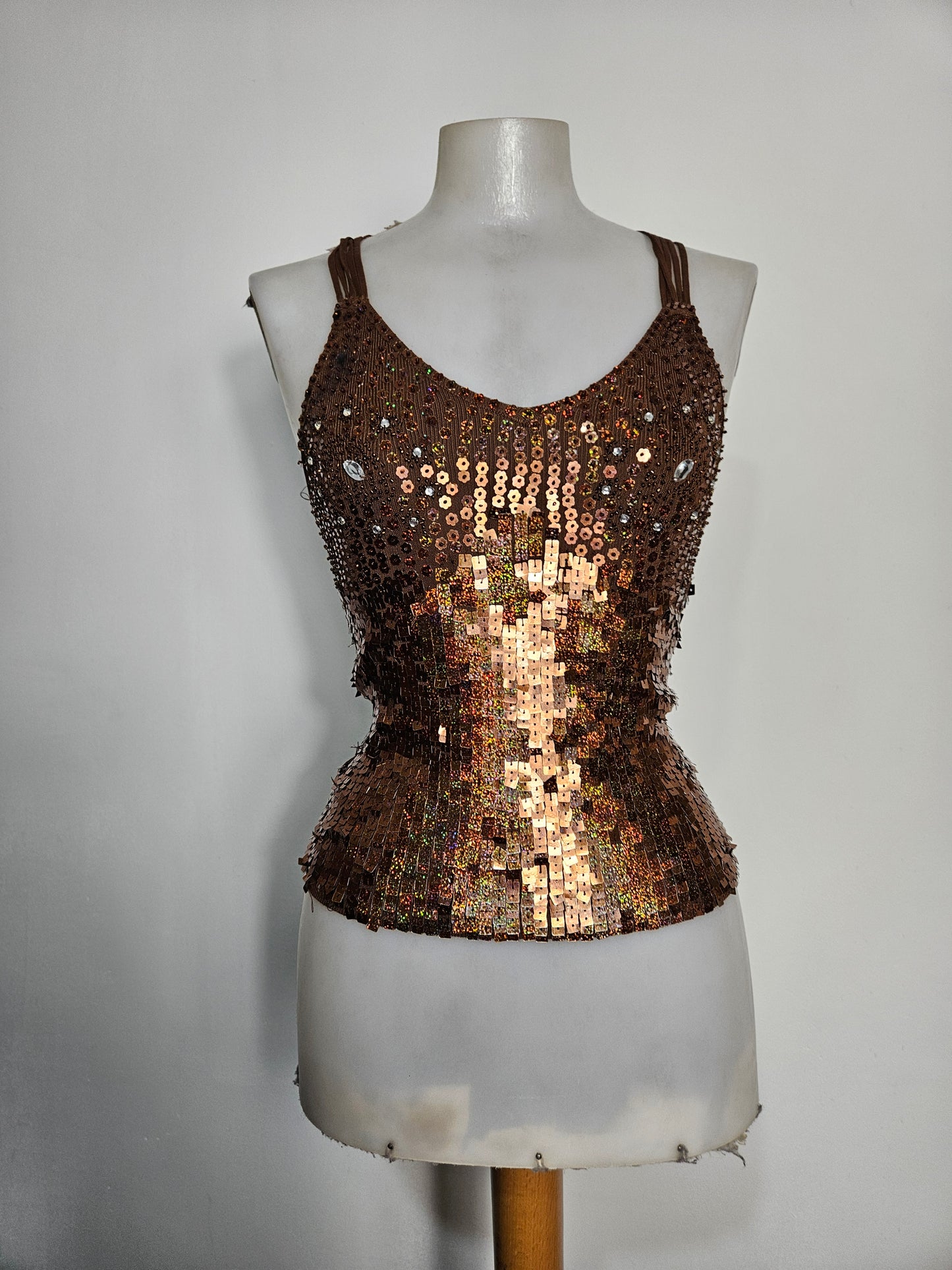 Top halter con lentejuelas marrones