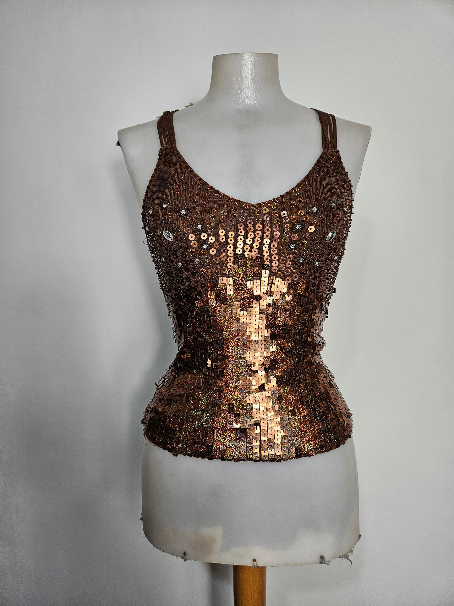 Top halter con lentejuelas marrones