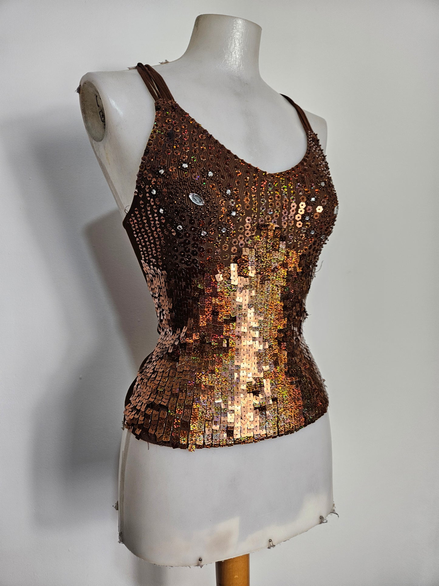 Top halter con lentejuelas marrones