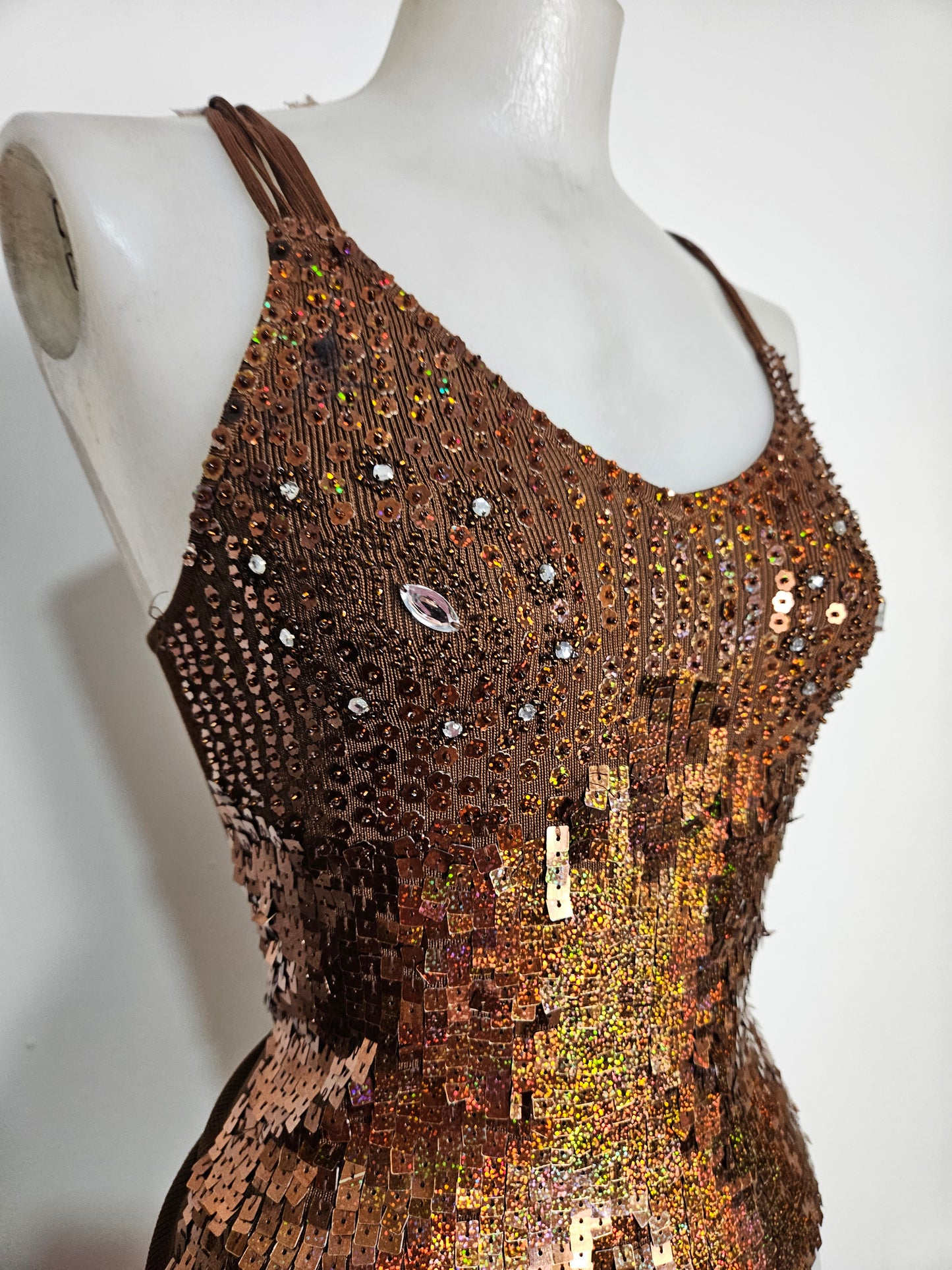 Top halter con lentejuelas marrones