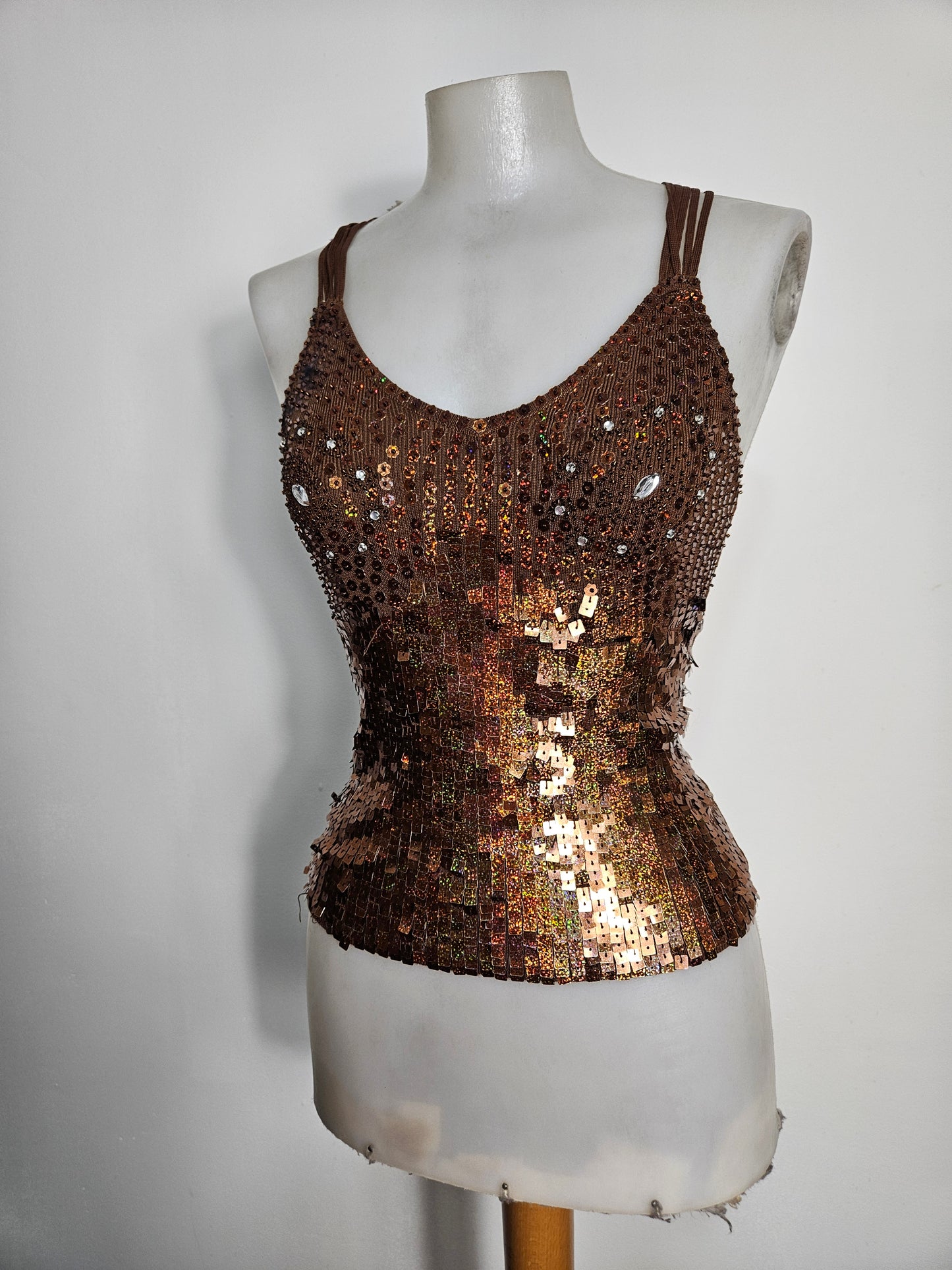 Top halter con lentejuelas marrones