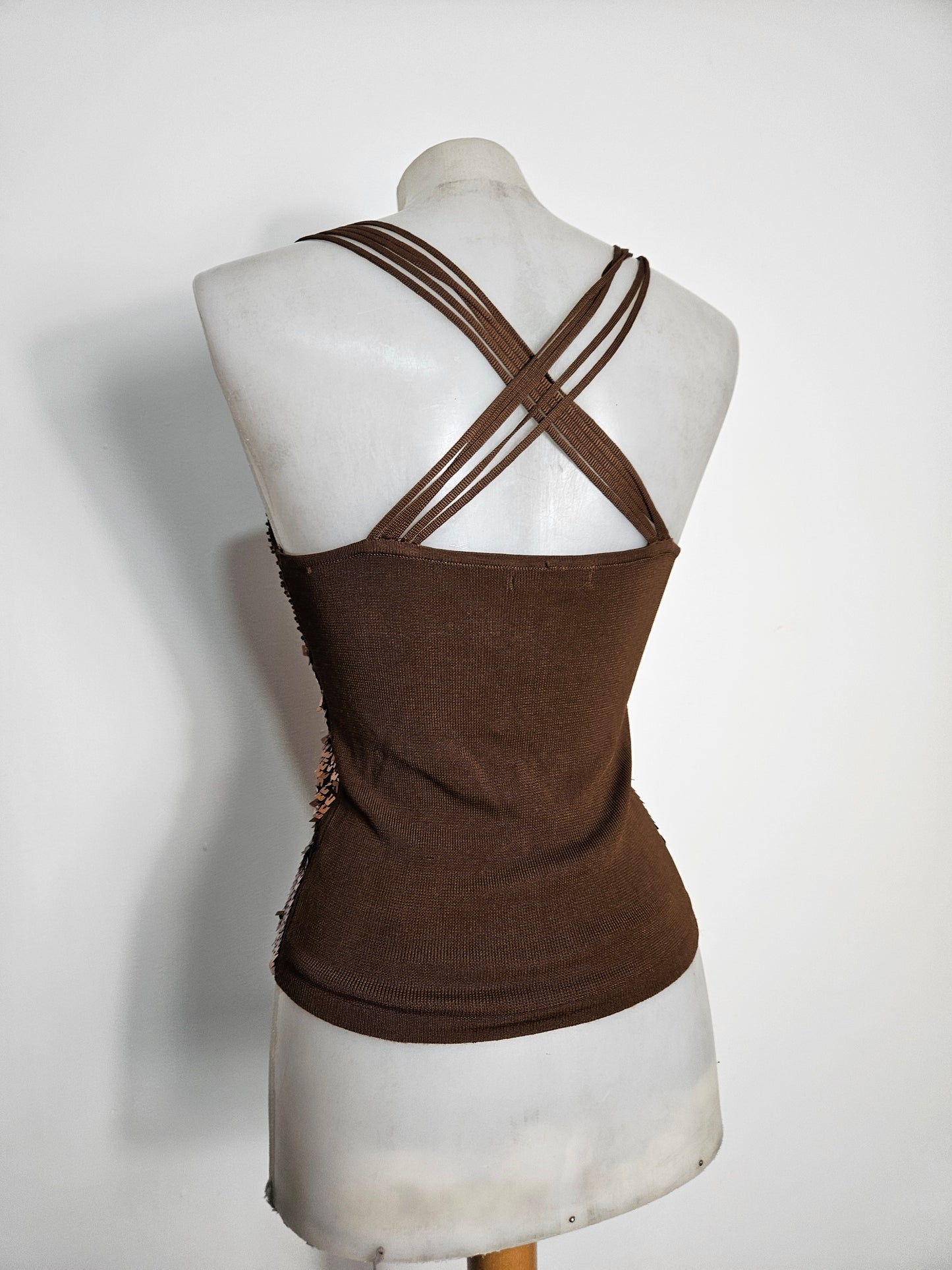 Top halter con lentejuelas marrones