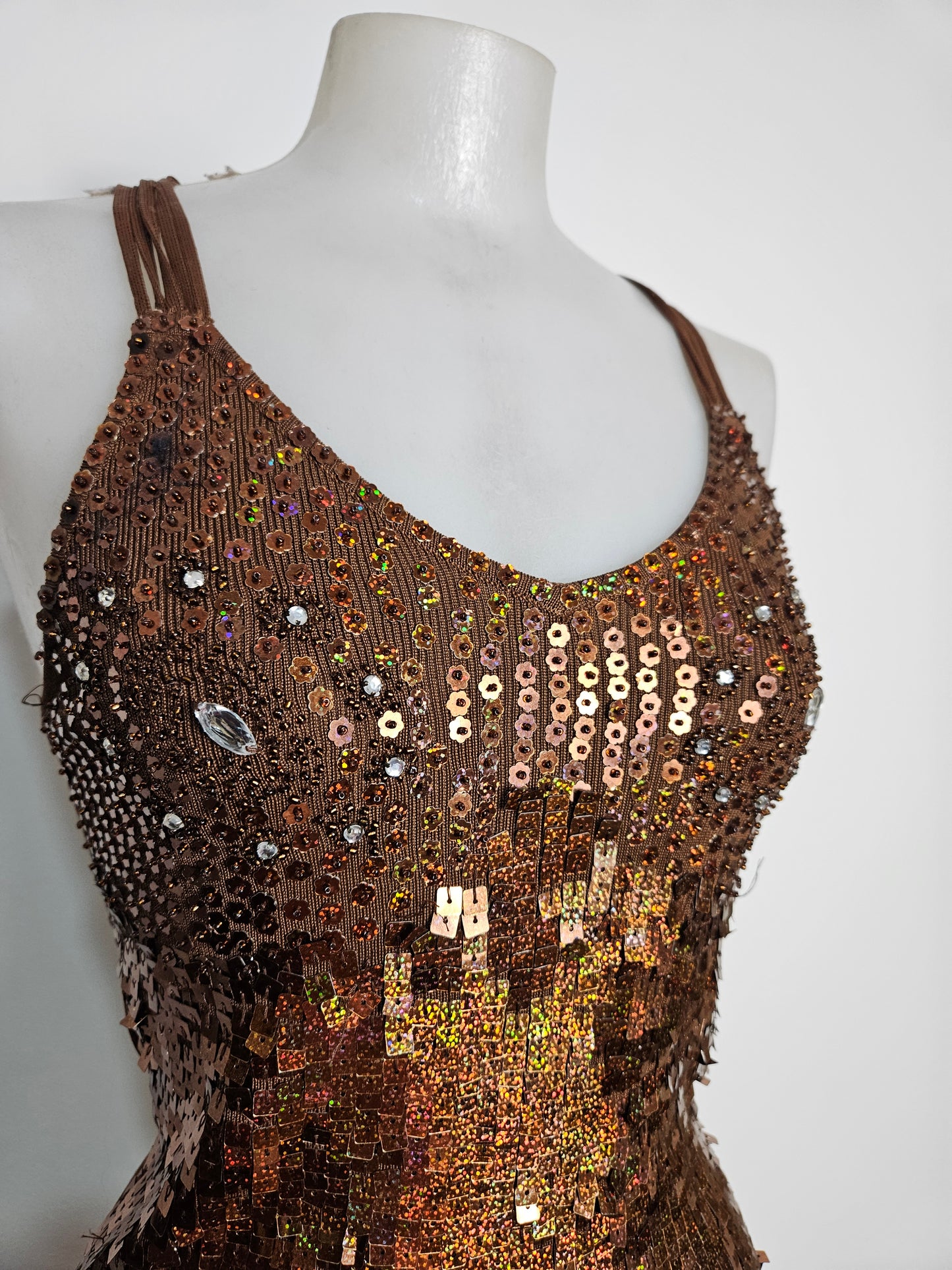 Top halter con lentejuelas marrones