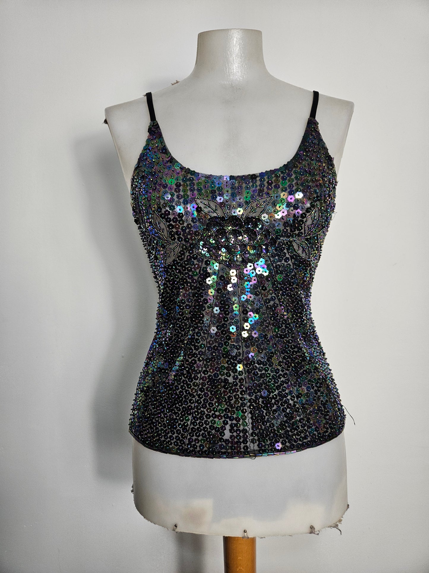 Top negro con lentejuelas multicolor