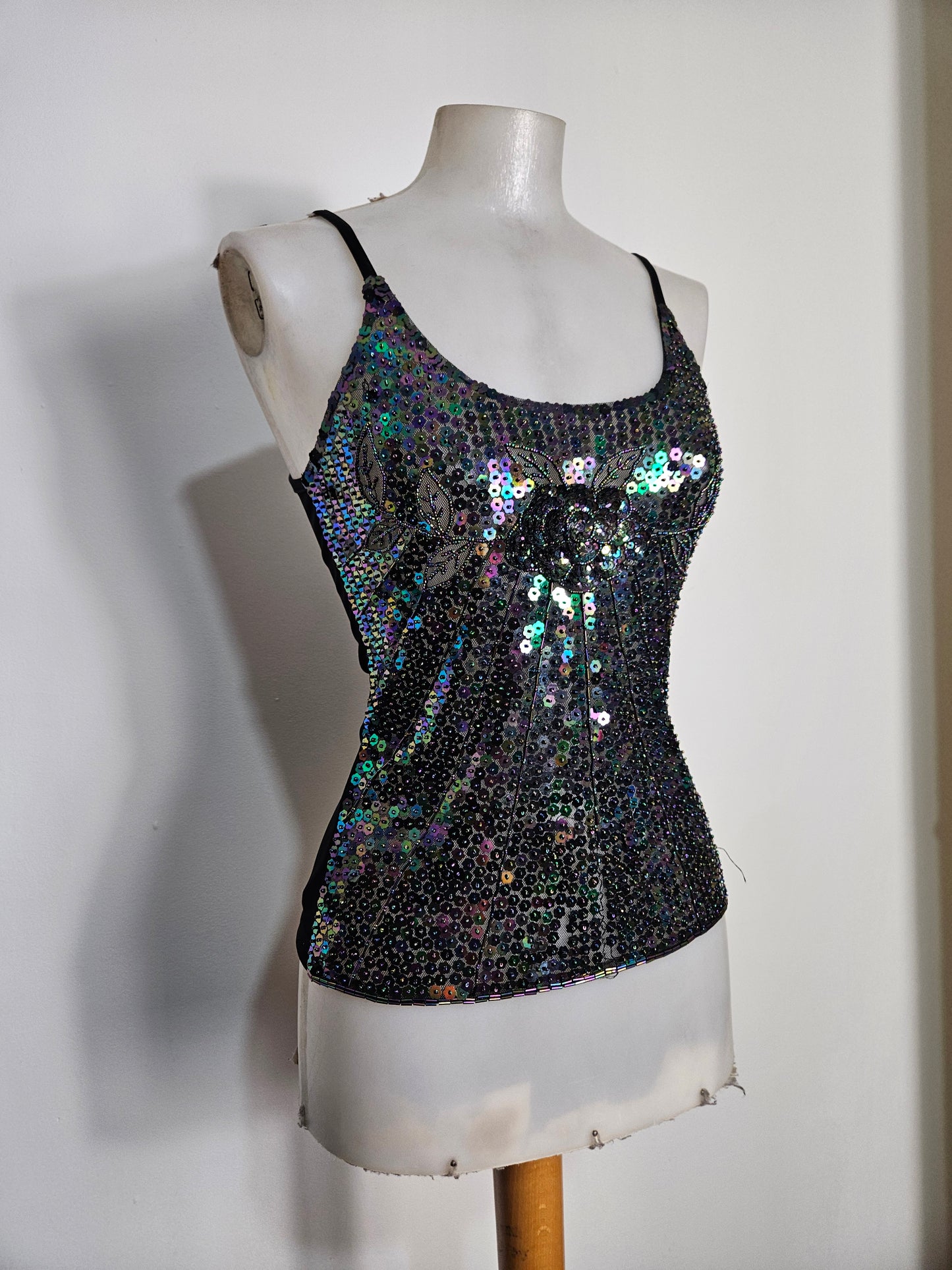 Top negro con lentejuelas multicolor