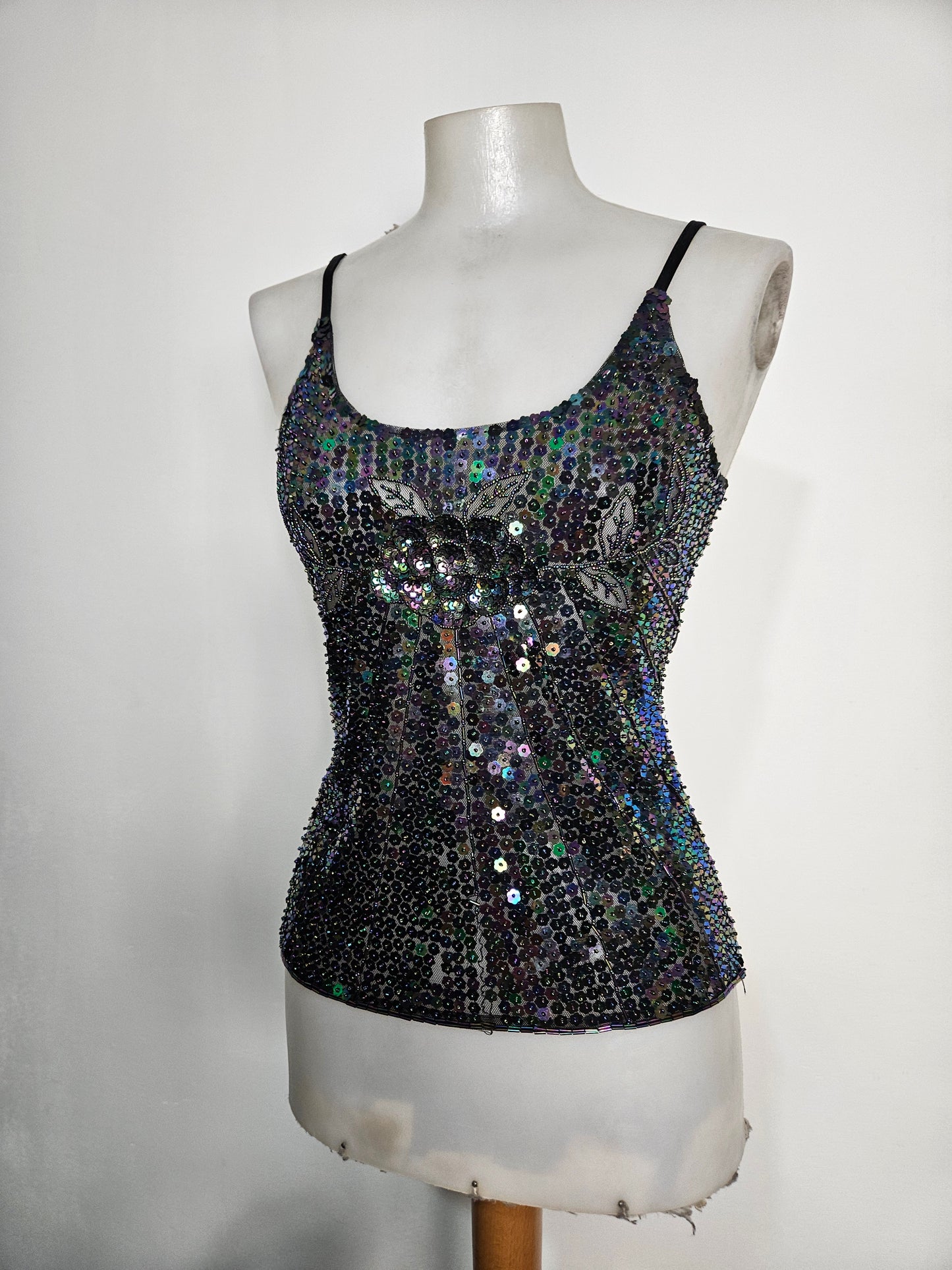 Top negro con lentejuelas multicolor