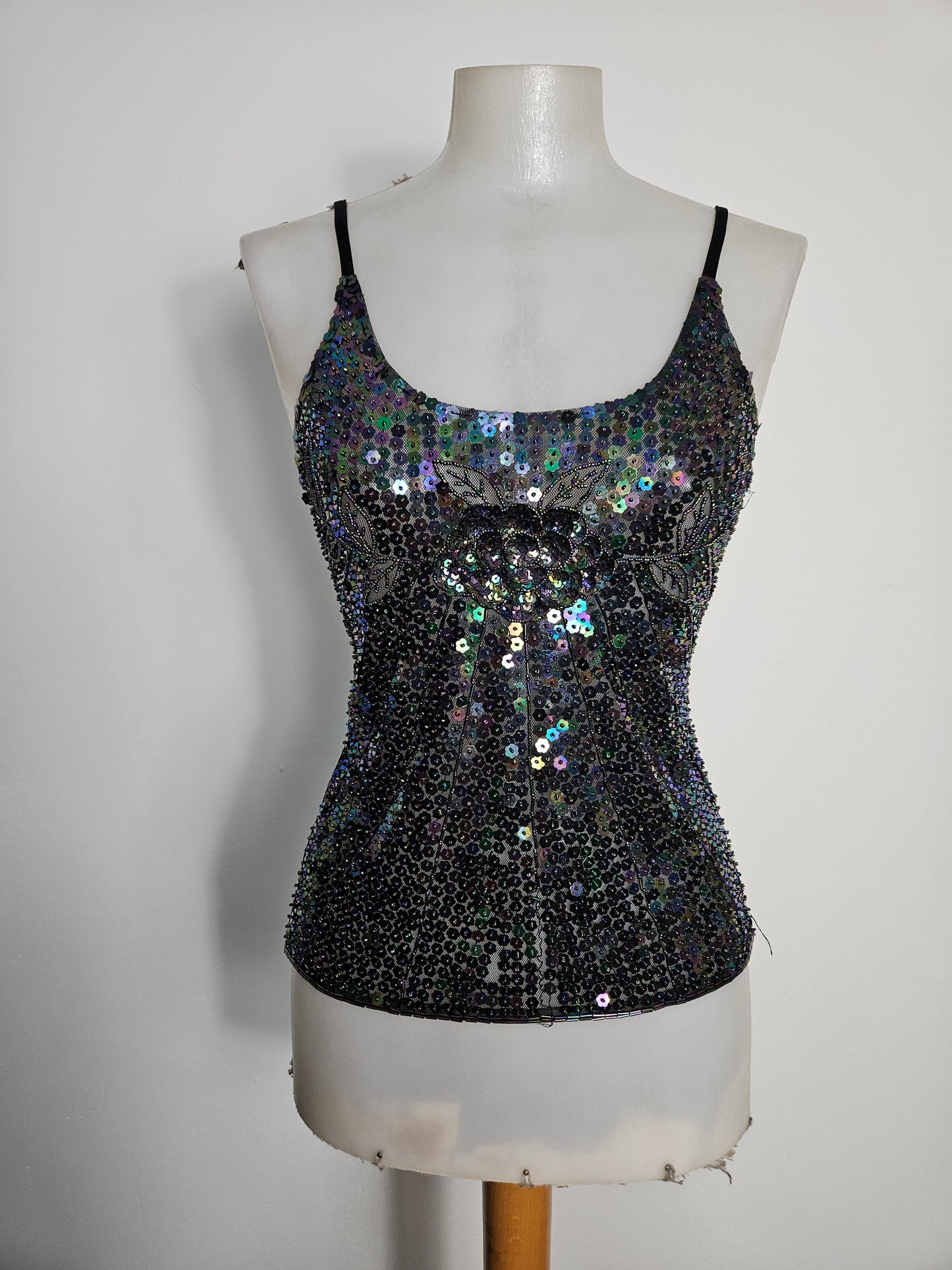 Top negro con lentejuelas multicolor