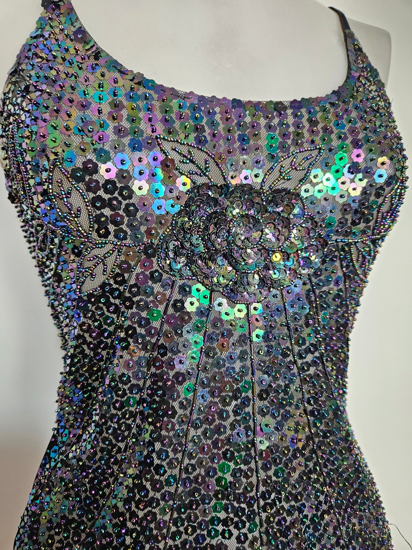 Top negro con lentejuelas multicolor