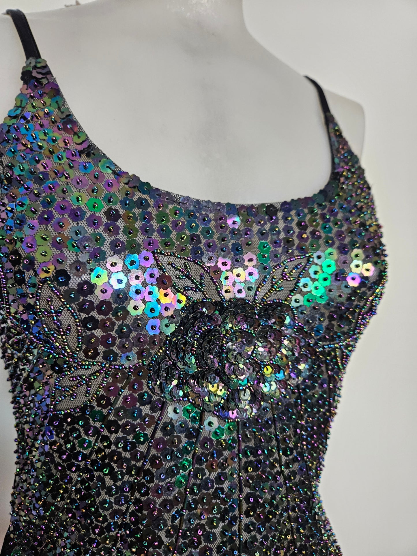 Top negro con lentejuelas multicolor