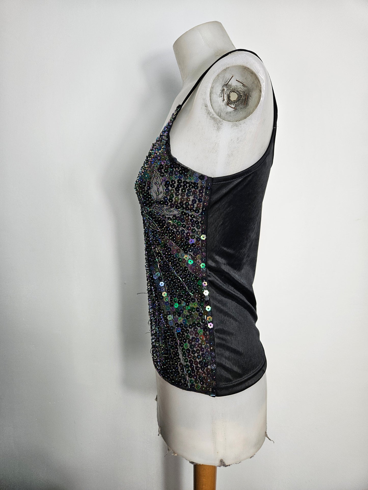 Top negro con lentejuelas multicolor